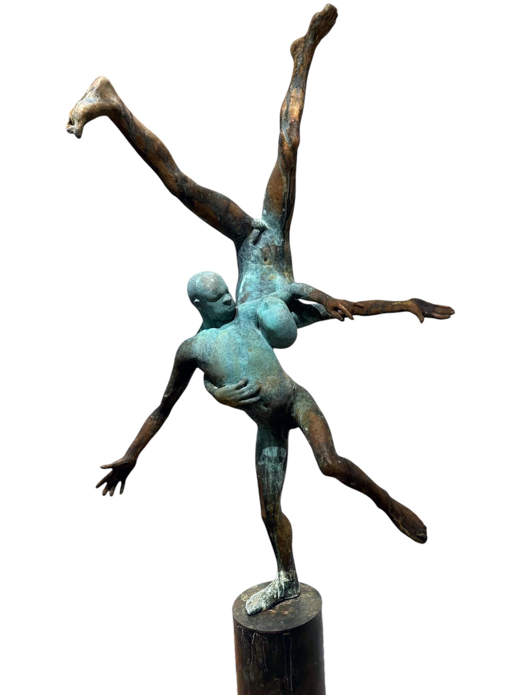 Pugnatum III- Figuras de bronce luchando entre sí, pátina verdigris, base de acero en venta 2