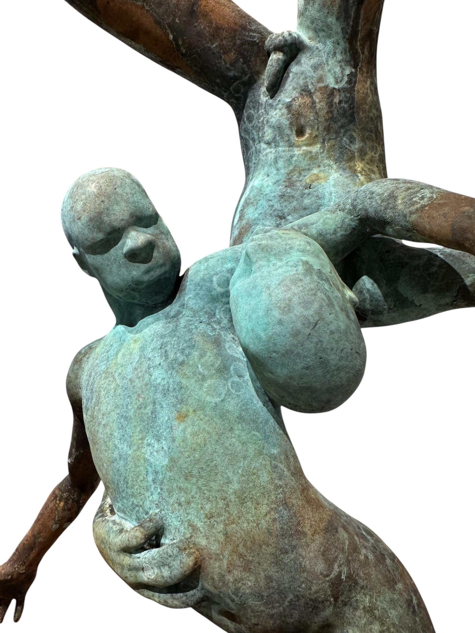 Pugnatum III- Figuras de bronce luchando entre sí, pátina verdigris, base de acero en venta 3