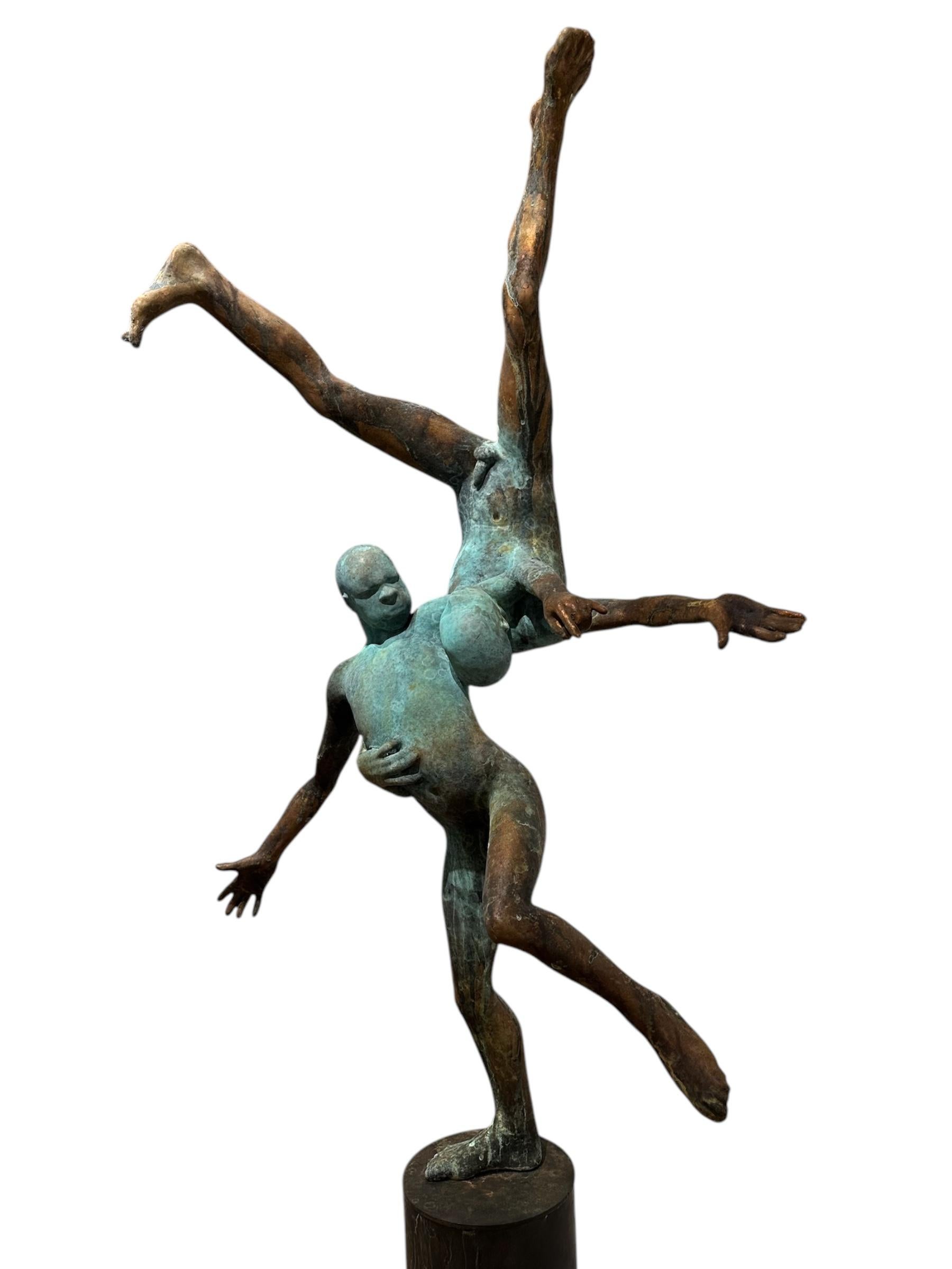Pugnatum III- Figuras de bronce luchando entre sí, pátina verdigris, base de acero en venta 4