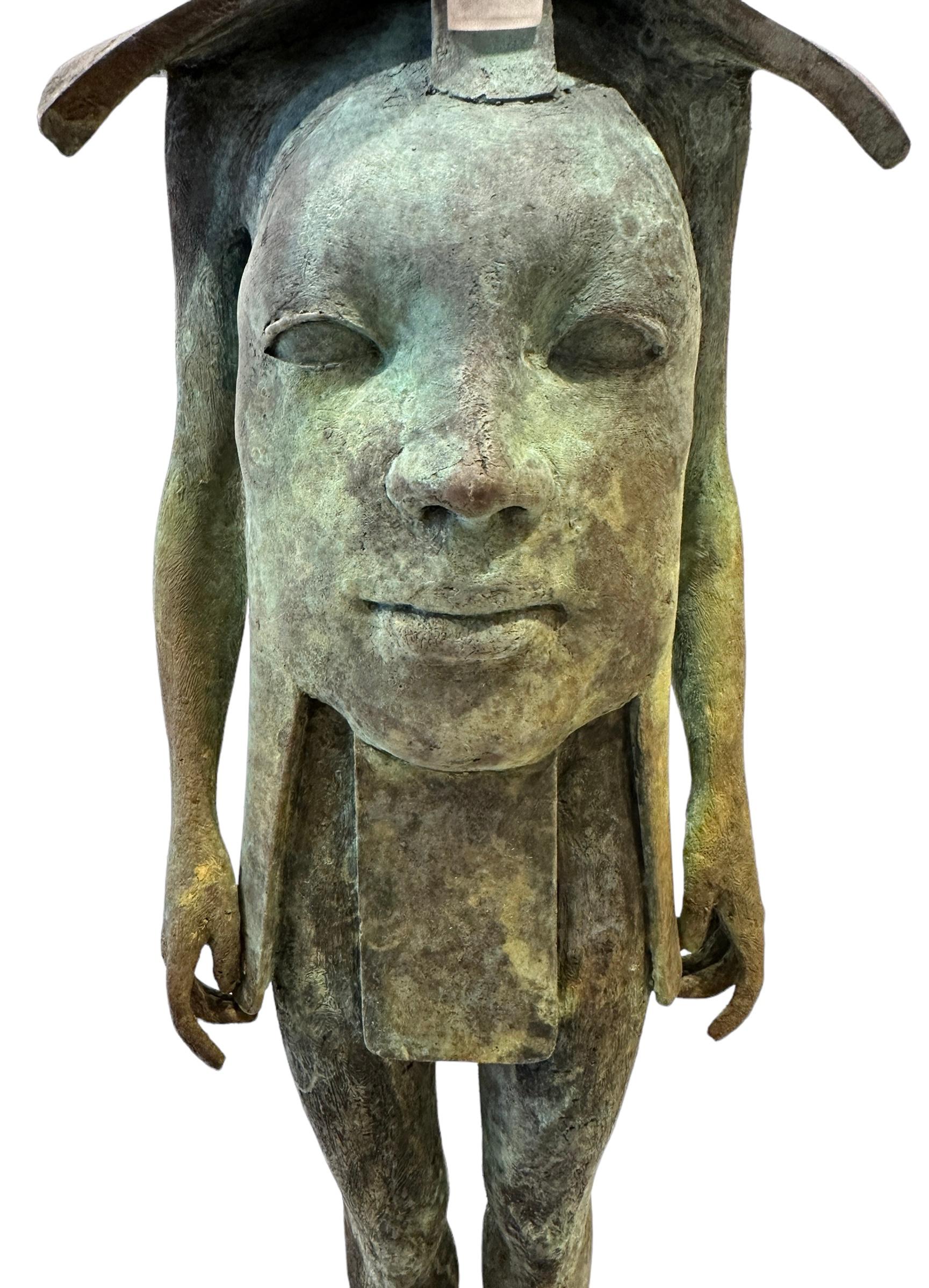 Samurai - Figura de bronce con casco , pátina verdigris, base de acero - Sculpture de Jesus Curia Perez