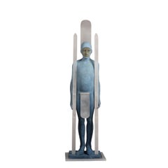 Nieve - Figura de bronce con capucha y esquís, pátina azul claro