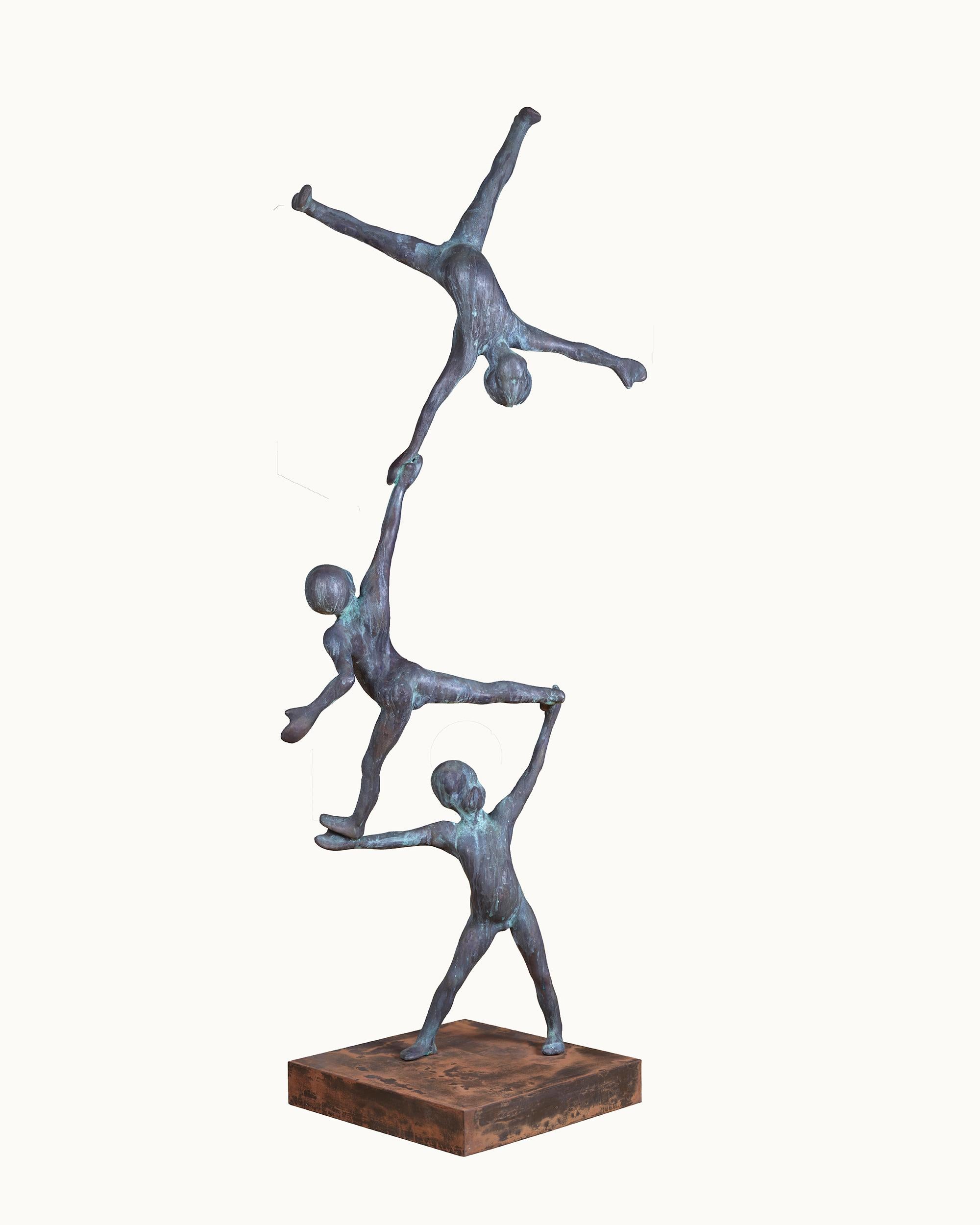 Jesus Curia Perez Figurative Sculpture – Trio III - Bronze Große Skulptur für den Innen- oder Außenbereich mit 3 balancierenden Figuren