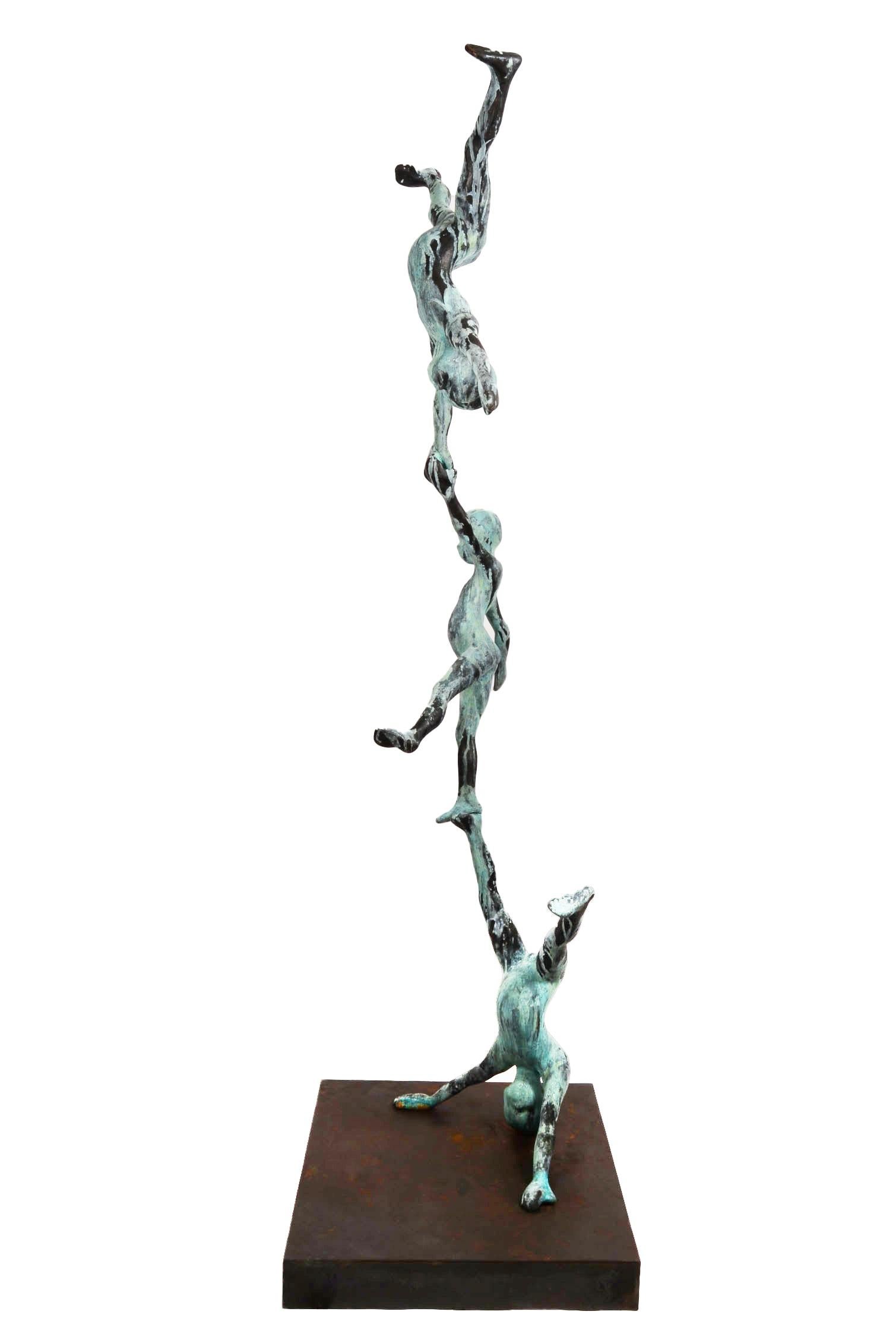 Cette sculpture monumentale en bronze de Jesús Curiá représente trois jeunes acrobates dans un exploit de coordination et d'équilibre.  La composition des figures empilées semble ludique et innocente.  Une belle patine vert-de-gris dégouline le long