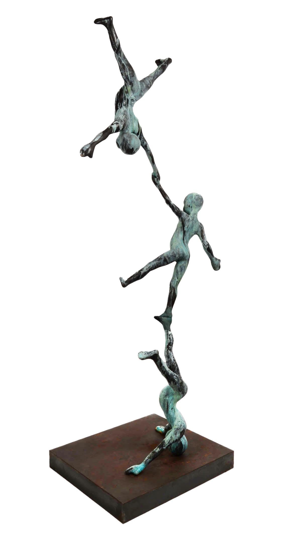 Trío VI - Escultura monumental de bronce con tres figuras acróbatas en equilibrio - Nude Sculpture Oro de Jesus Curia Perez