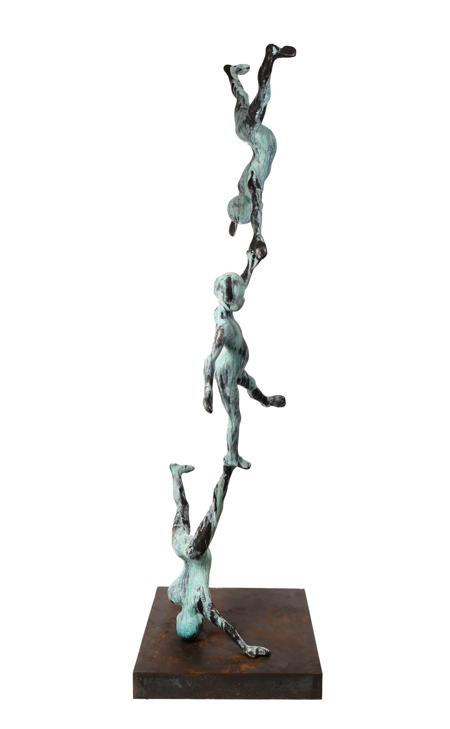 Diese monumentale Bronzeskulptur von Jesús Curiá zeigt drei jugendliche Akrobaten, die ein Kunststück an Koordination und Balance vollbringen.  Die Komposition der gestapelten Figuren wirkt verspielt und unschuldig.  Eine schöne Vert-de-Gris-Patina