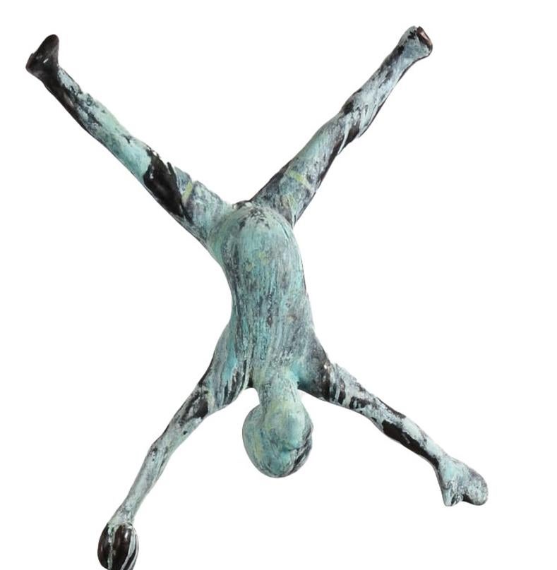 Trio VI – Monumentale Bronzeskulptur mit drei balancierenden Akrobatenfiguren aus Bronze  im Angebot 2
