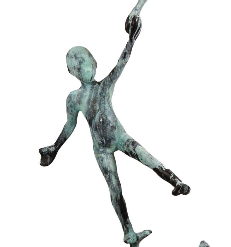 Trio VI – Monumentale Bronzeskulptur mit drei balancierenden Akrobatenfiguren aus Bronze  im Angebot 3