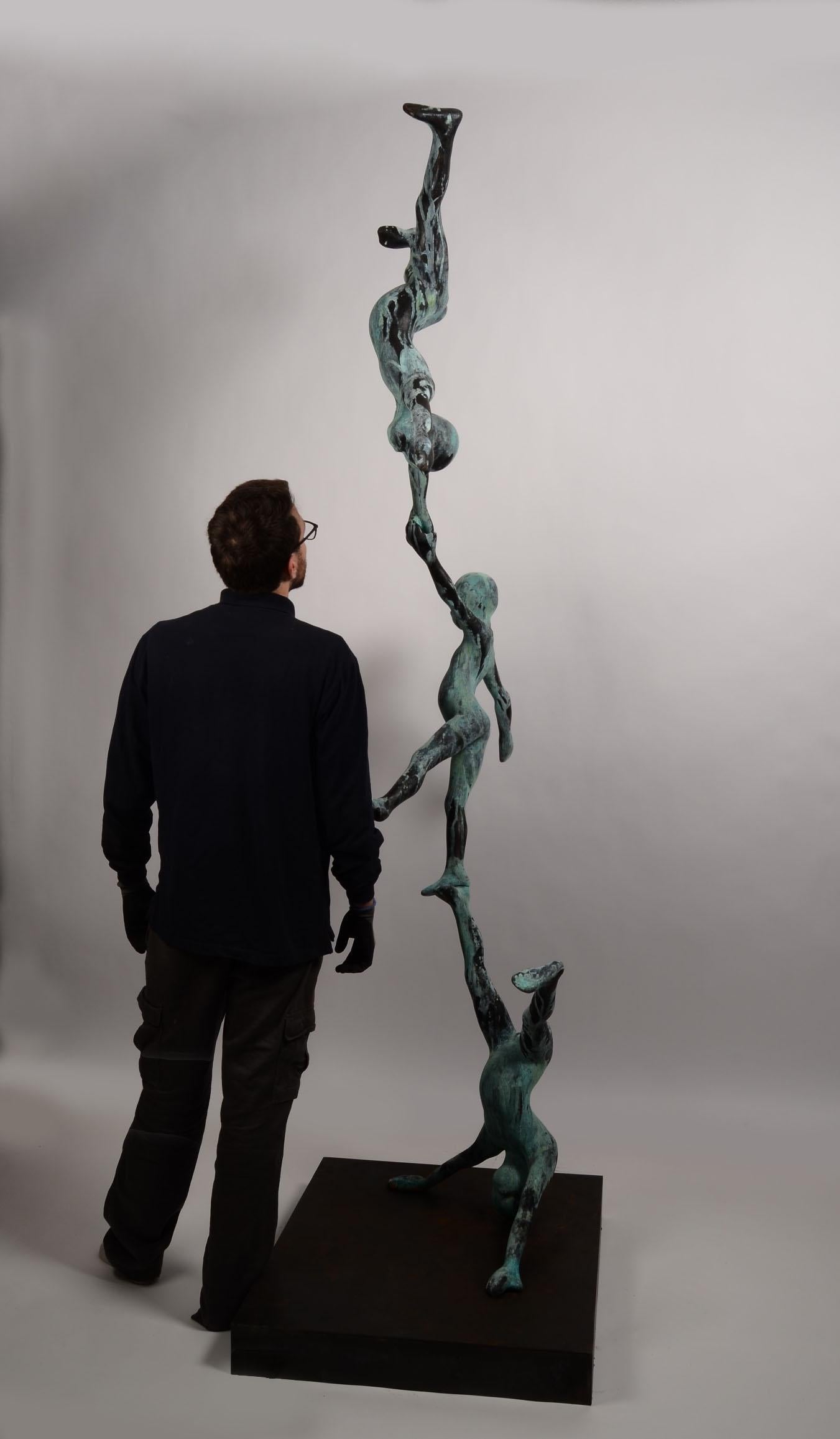 Trío VI - Escultura monumental de bronce con tres figuras acróbatas en equilibrio 4