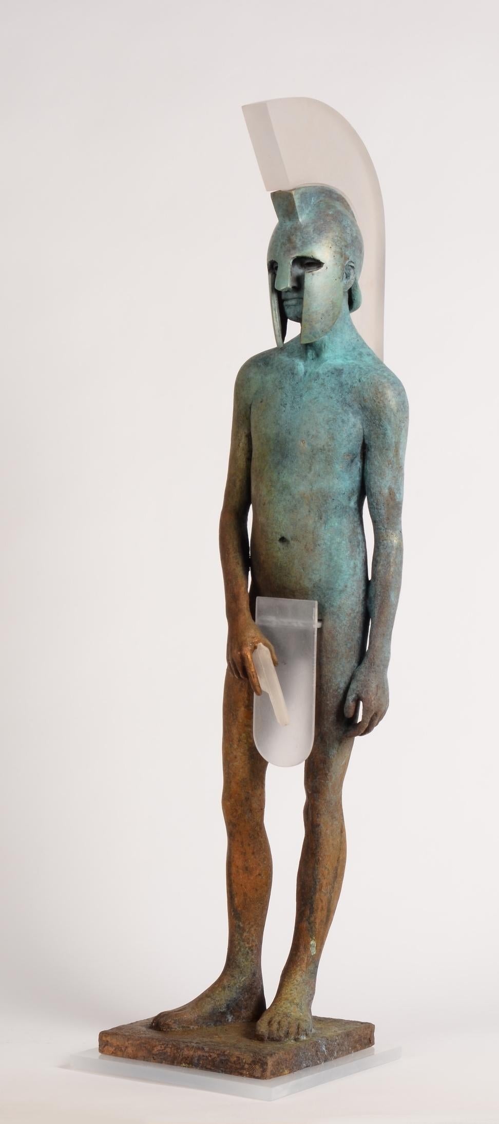 Troyano - Figure troyenne en bronze tenant un pistolet, patine vert-de-gris, socle en acier - Contemporain Sculpture par Jesus Curia Perez
