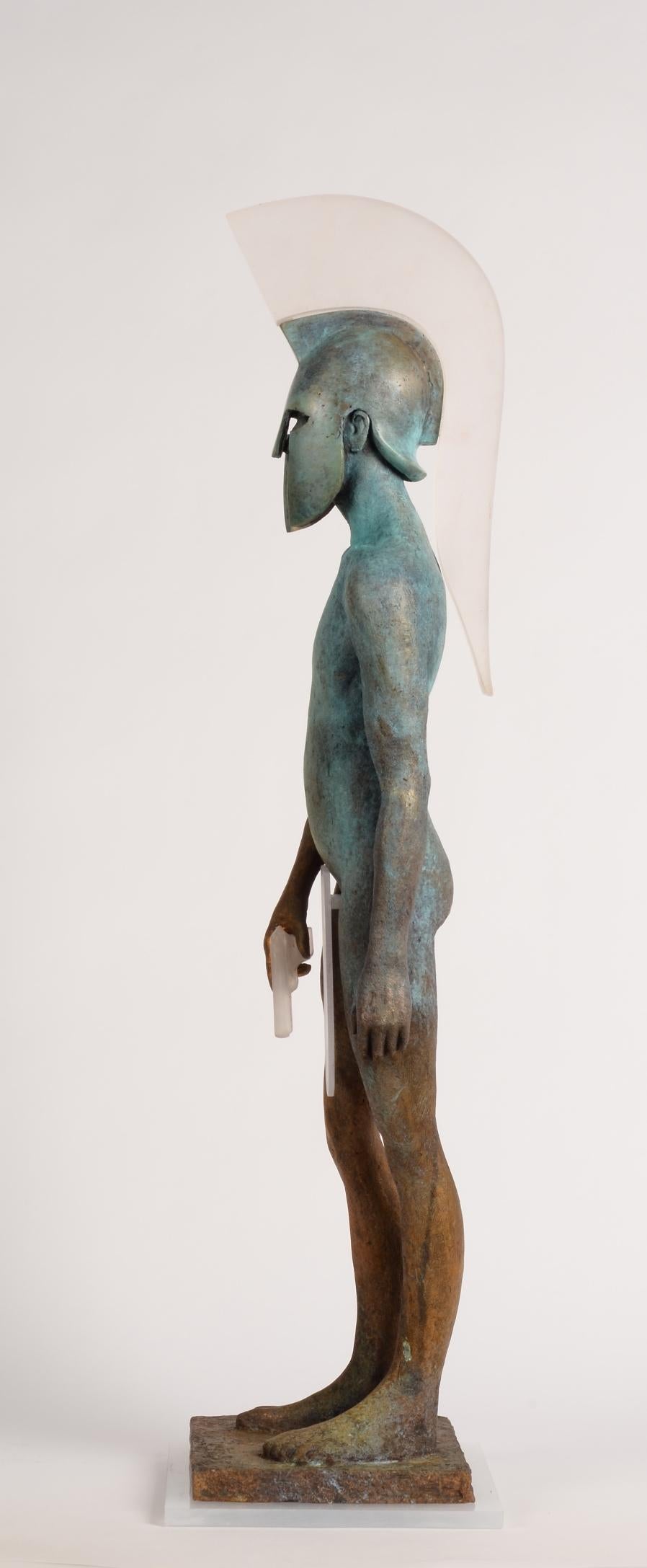 Troyano - Figure troyenne en bronze tenant un pistolet, patine vert-de-gris, socle en acier - Or Figurative Sculpture par Jesus Curia Perez