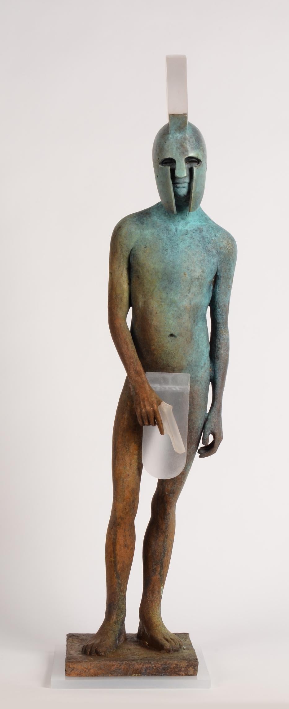 Troyano - Figure troyenne en bronze tenant un pistolet, patine vert-de-gris, socle en acier - Sculpture de Jesus Curia Perez