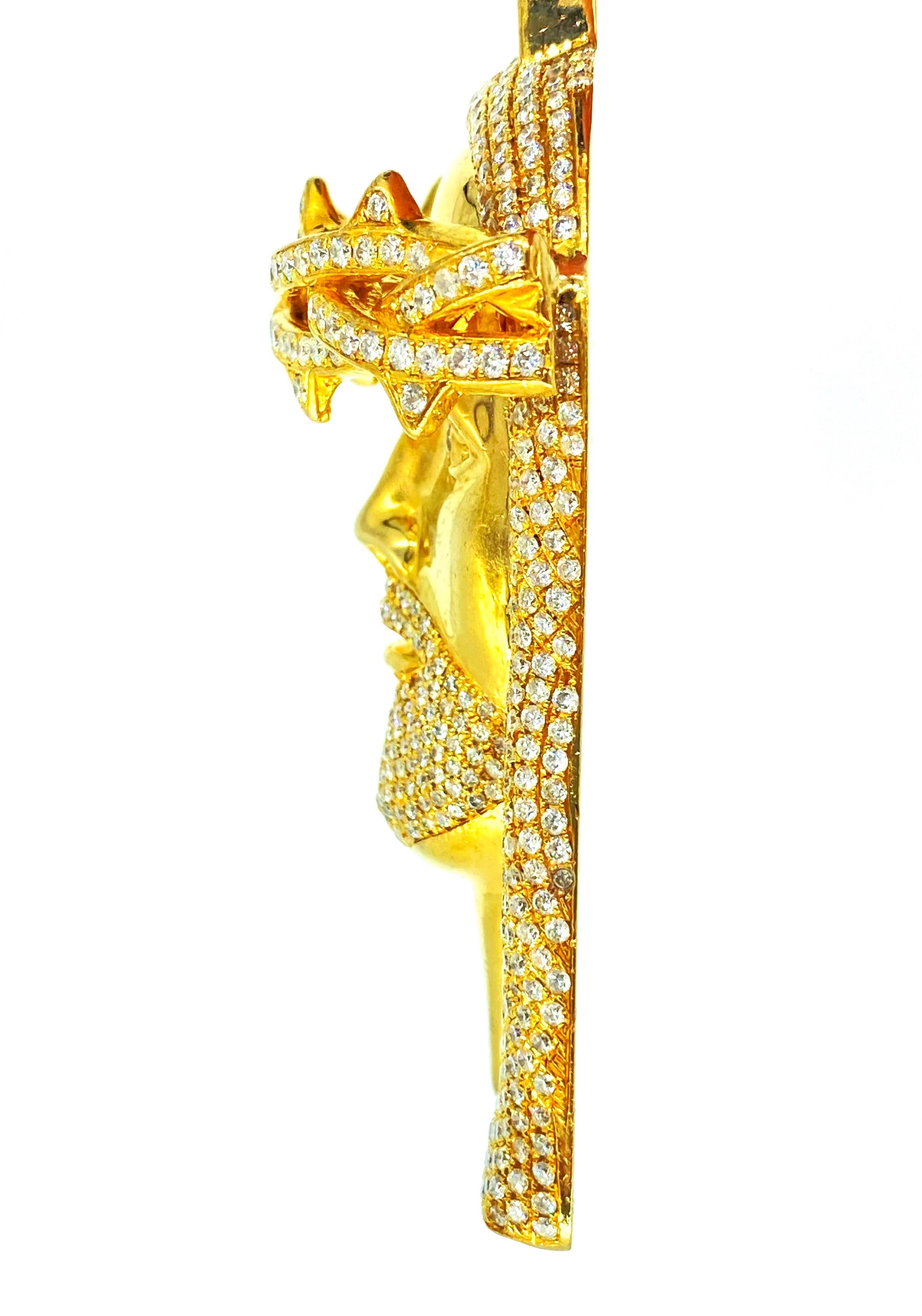 Pendentif Big Jesus Face 23.80 Carat Diamonds Heavy Solid Gold. Un travail artisanal très détaillé avec un modèle 3D qui le fait ressortir et briller beaucoup à la lumière. Le poids approximatif des diamants est de 23,80 carats de diamants de pureté