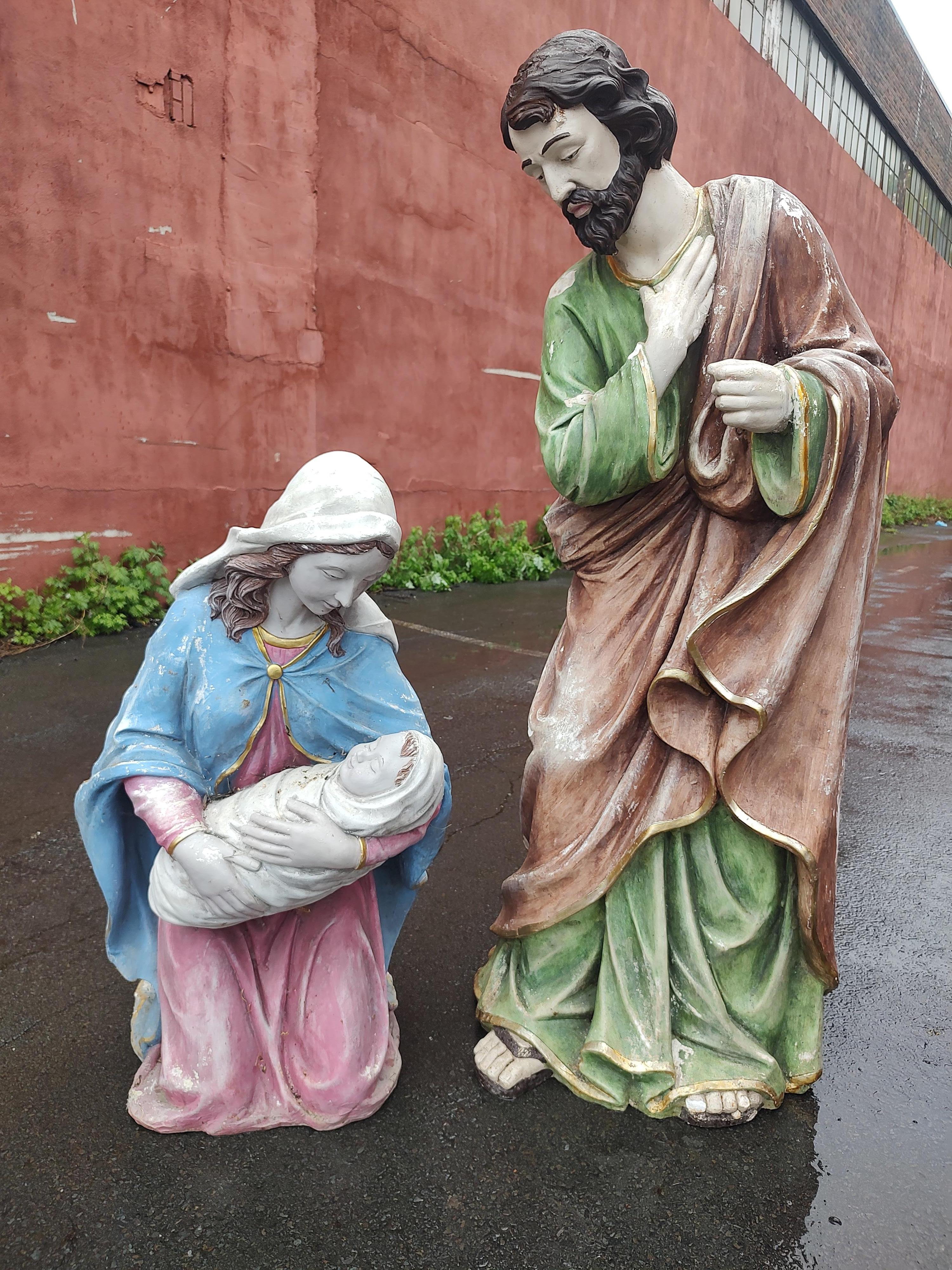 Américain Jesus, Mary & Joseph en sculpture moderne du milieu du siècle dernier en fibre de verre et plâtre C1955 en vente