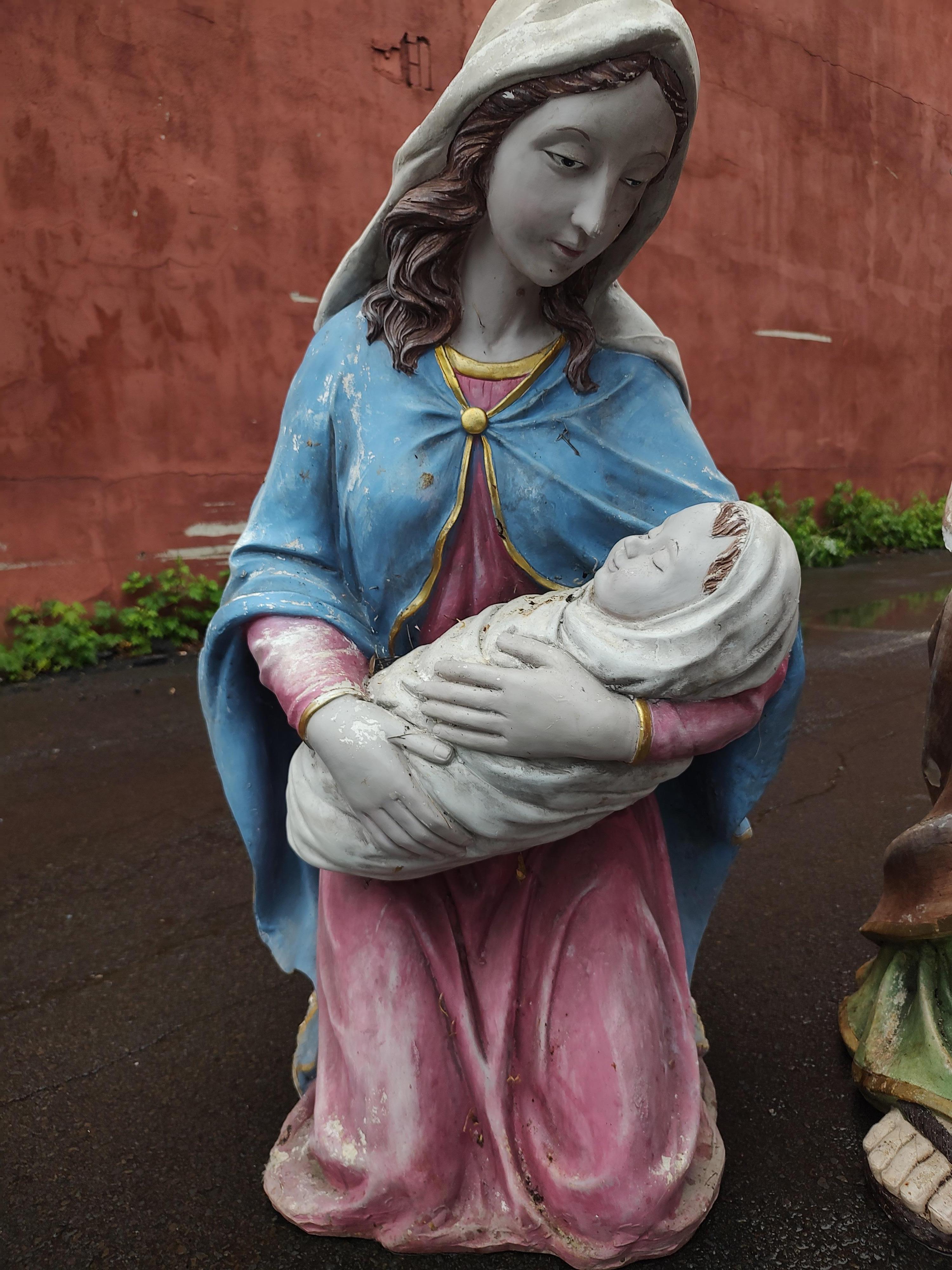 Romain classique Jesus, Mary & Joseph en sculpture moderne du milieu du siècle dernier en fibre de verre et plâtre C1955 en vente