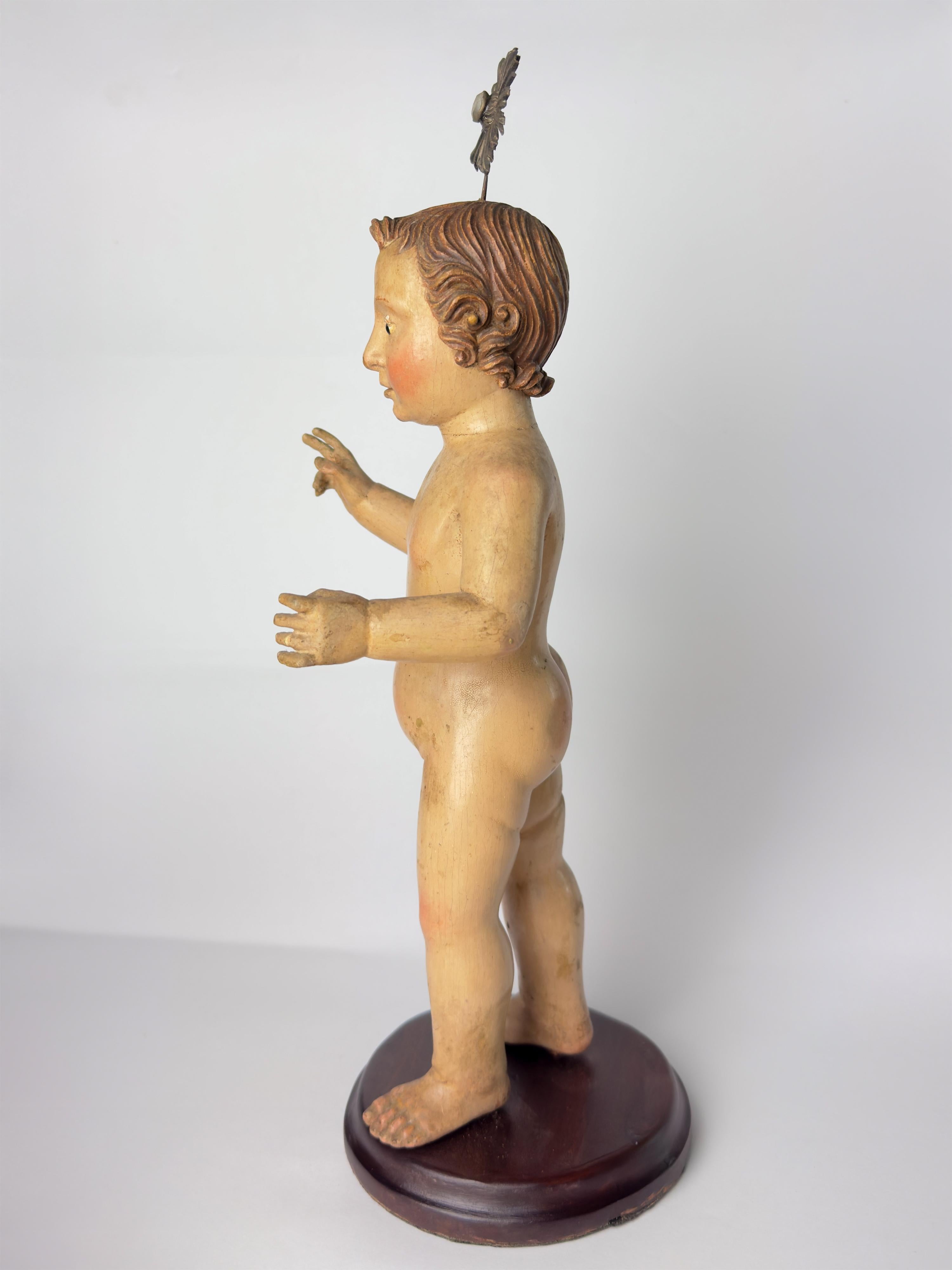 Questa scultura barocca fiamminga del XVII secolo, proveniente da Mechelen, rappresenta il Bambino Gesù con le braccia aperte in segno di grazia divina, che benedice lo spettatore con un fascino sereno.

Questo straordinario pezzo d'arte religiosa