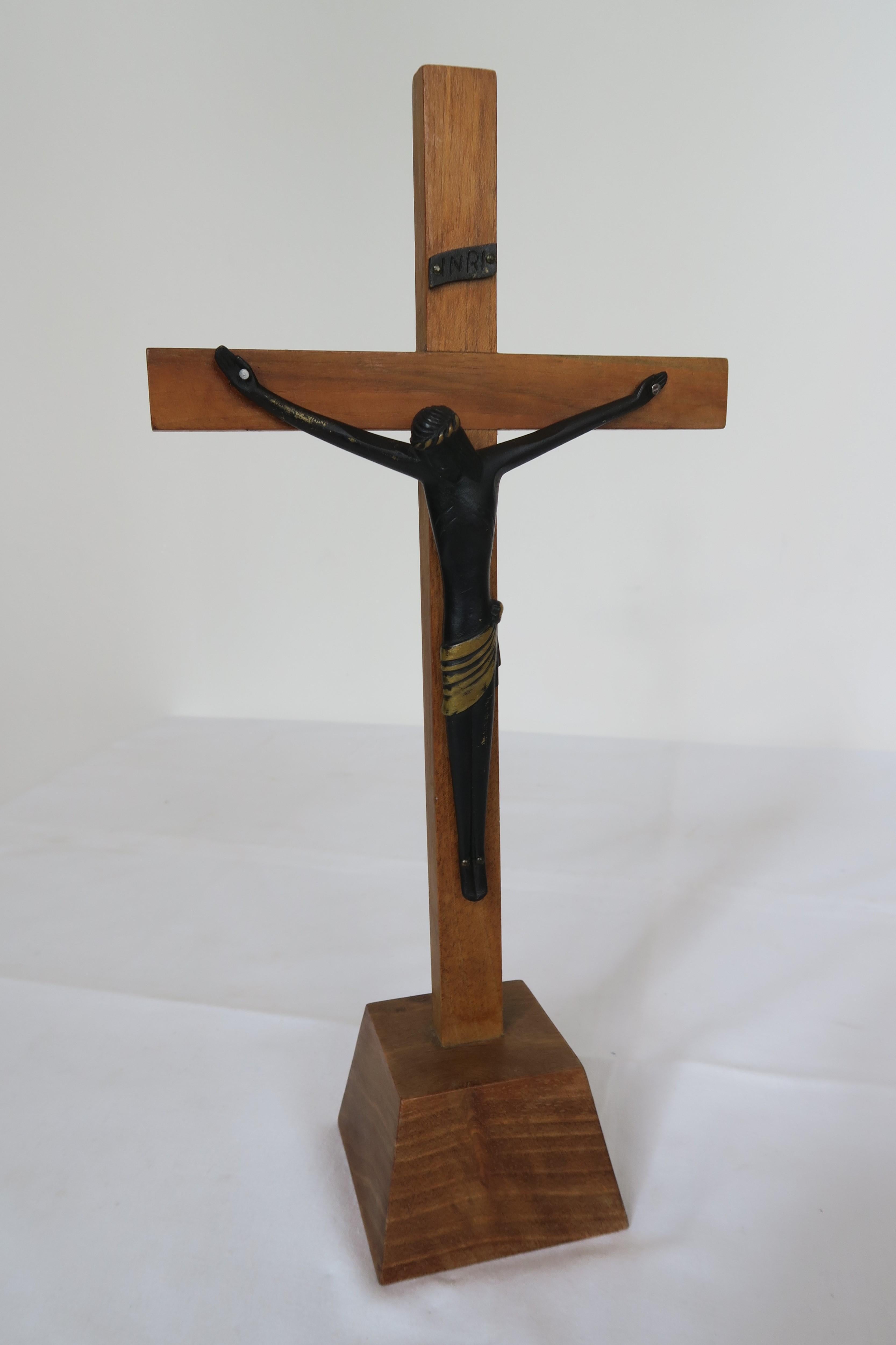 Jesus auf Kreuz-Figur von Hagenauer, hergestellt aus Nussbaumholz und Sooted Messing im Angebot 2