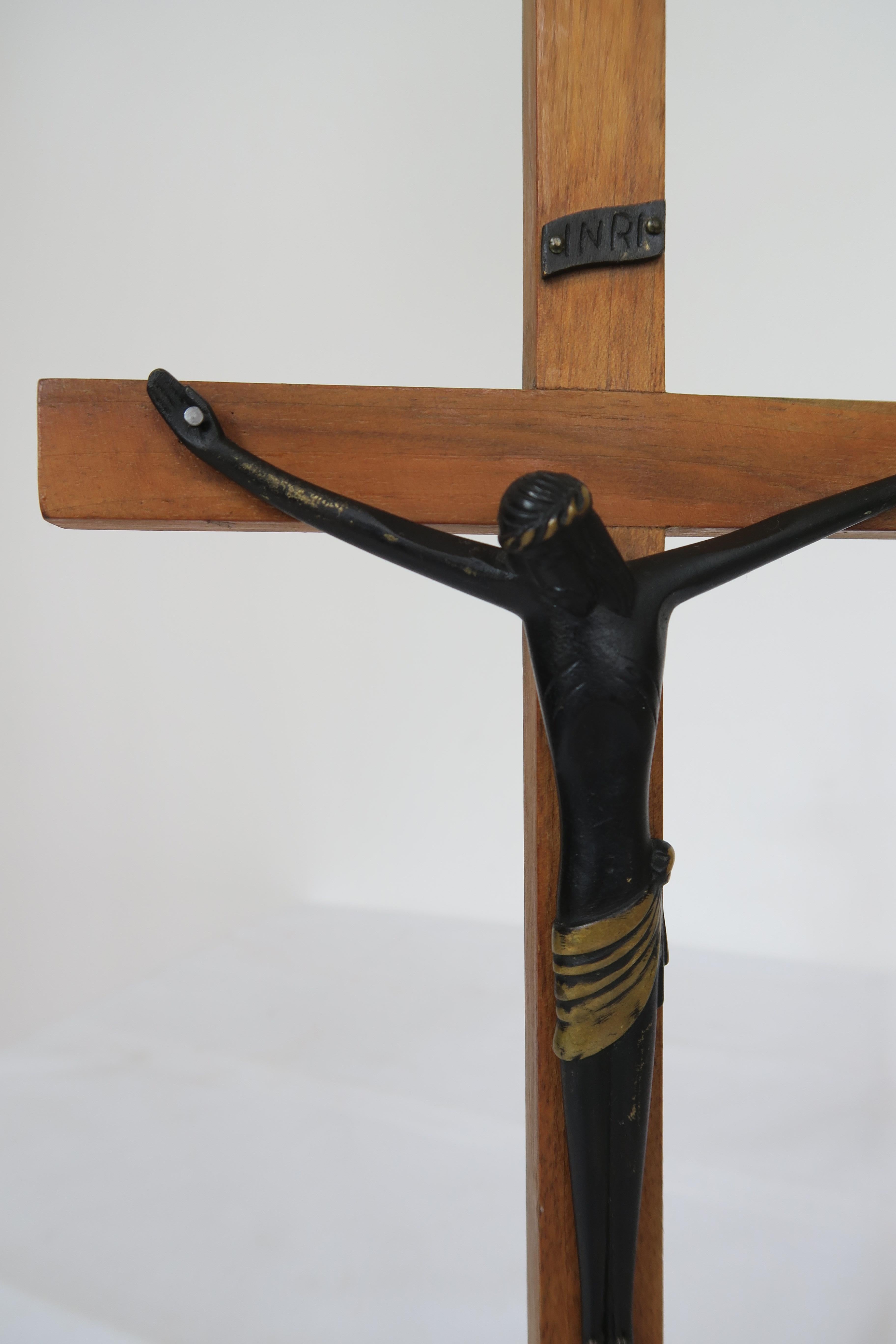 Zum Verkauf steht ein Jesus-Fetisch aus der Jahrhundertmitte von der österreichischen Werkstätte Hagenauer Wien. Das Kreuz ist aus schönem, warm getöntem Nussbaumholz gefertigt und leicht lackiert. Die Jesus-Figur ist aus gebranntem Messing