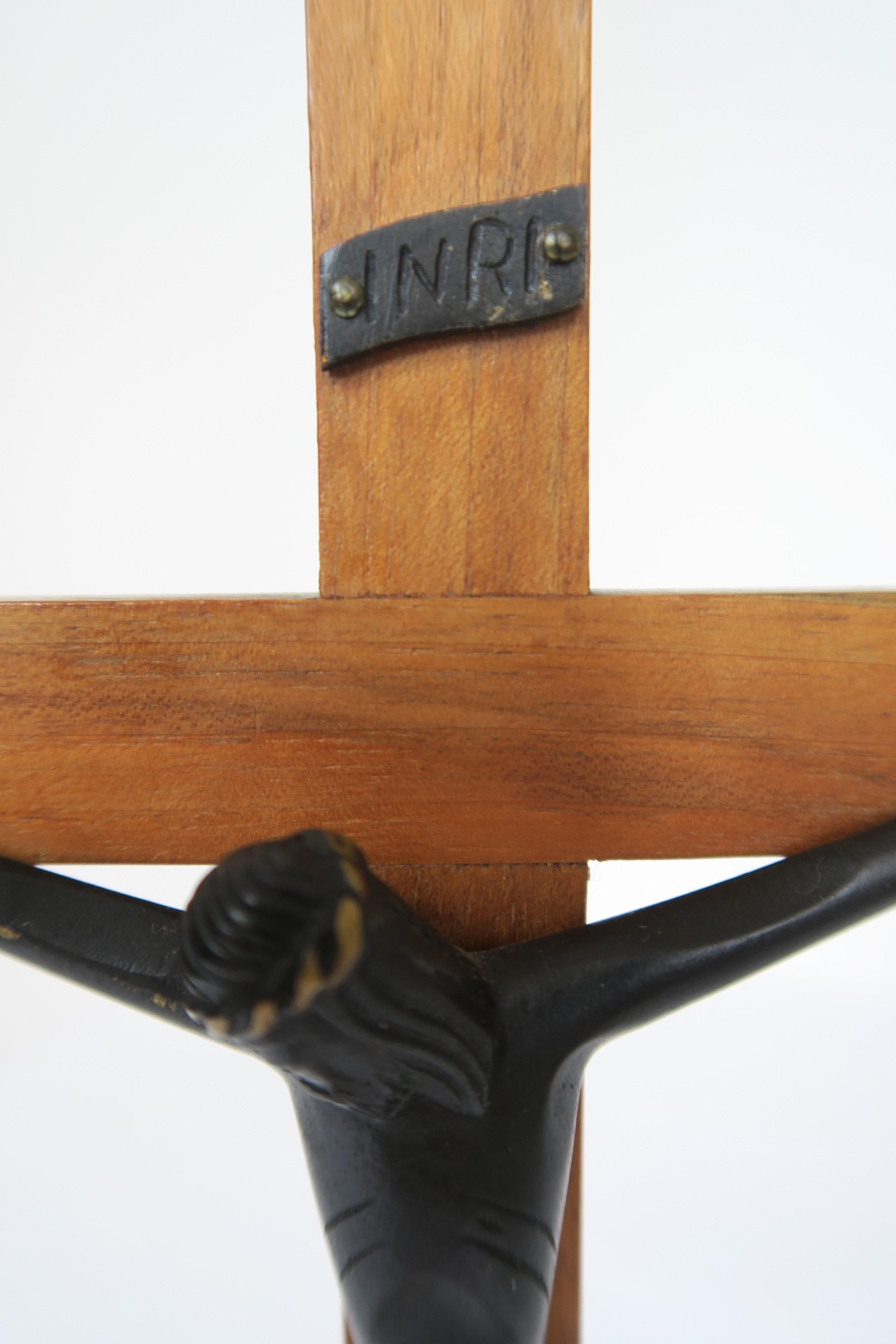 Jesus auf Kreuz-Figur von Hagenauer, hergestellt aus Nussbaumholz und Sooted Messing im Zustand „Hervorragend“ im Angebot in Vienna, AT