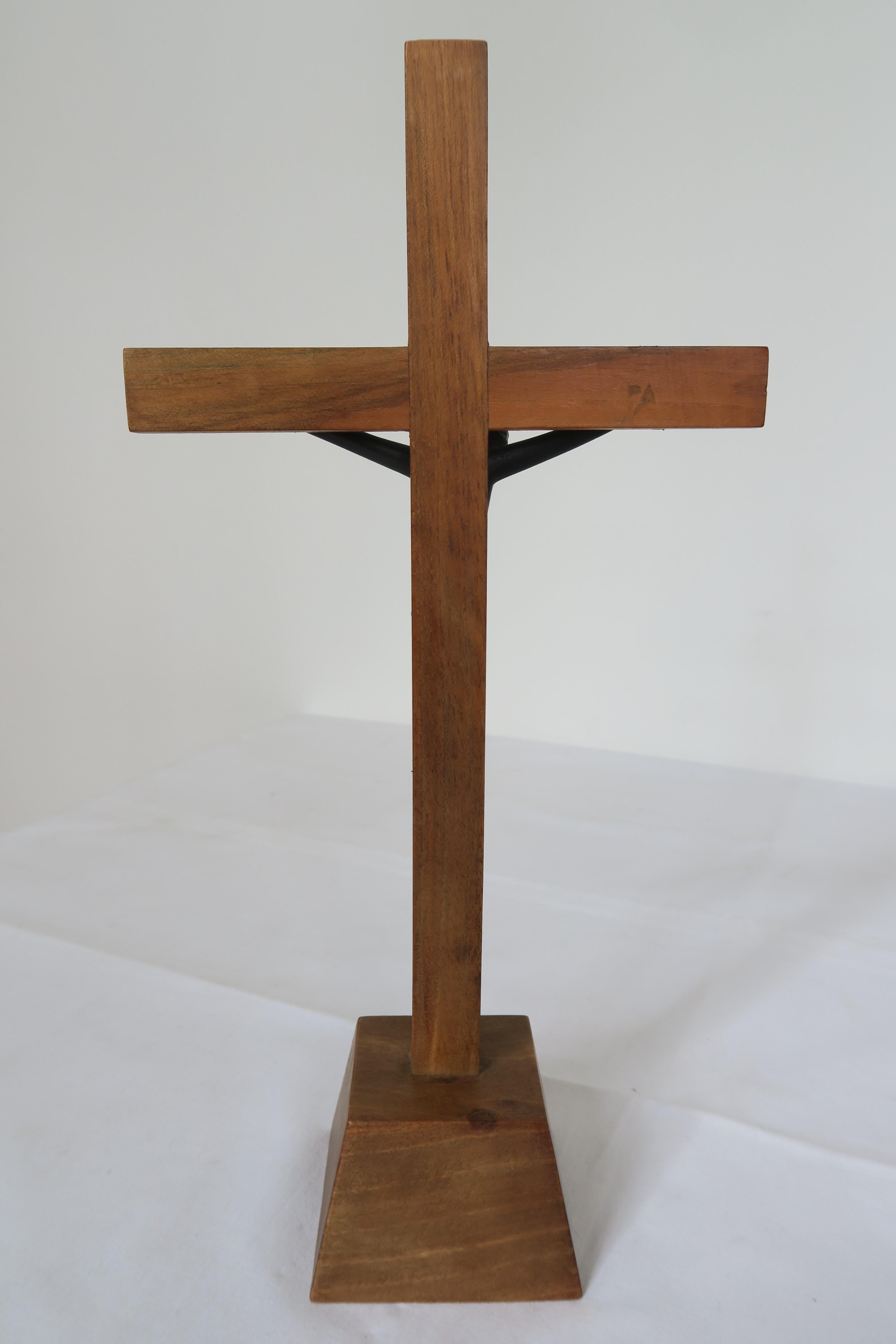 Jesus auf Kreuz-Figur von Hagenauer, hergestellt aus Nussbaumholz und Sooted Messing im Angebot 1