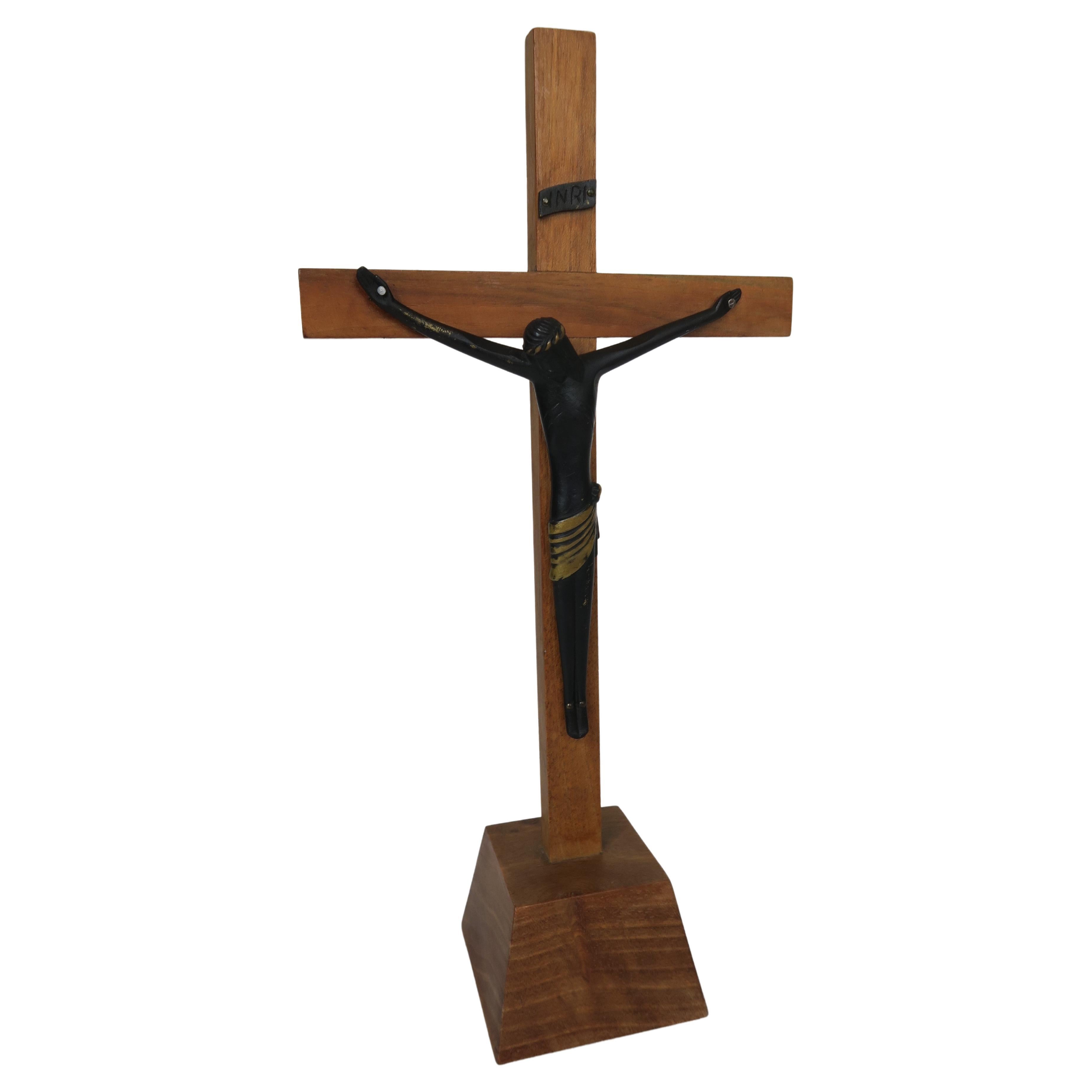 Jesus auf Kreuz-Figur von Hagenauer, hergestellt aus Nussbaumholz und Sooted Messing im Angebot