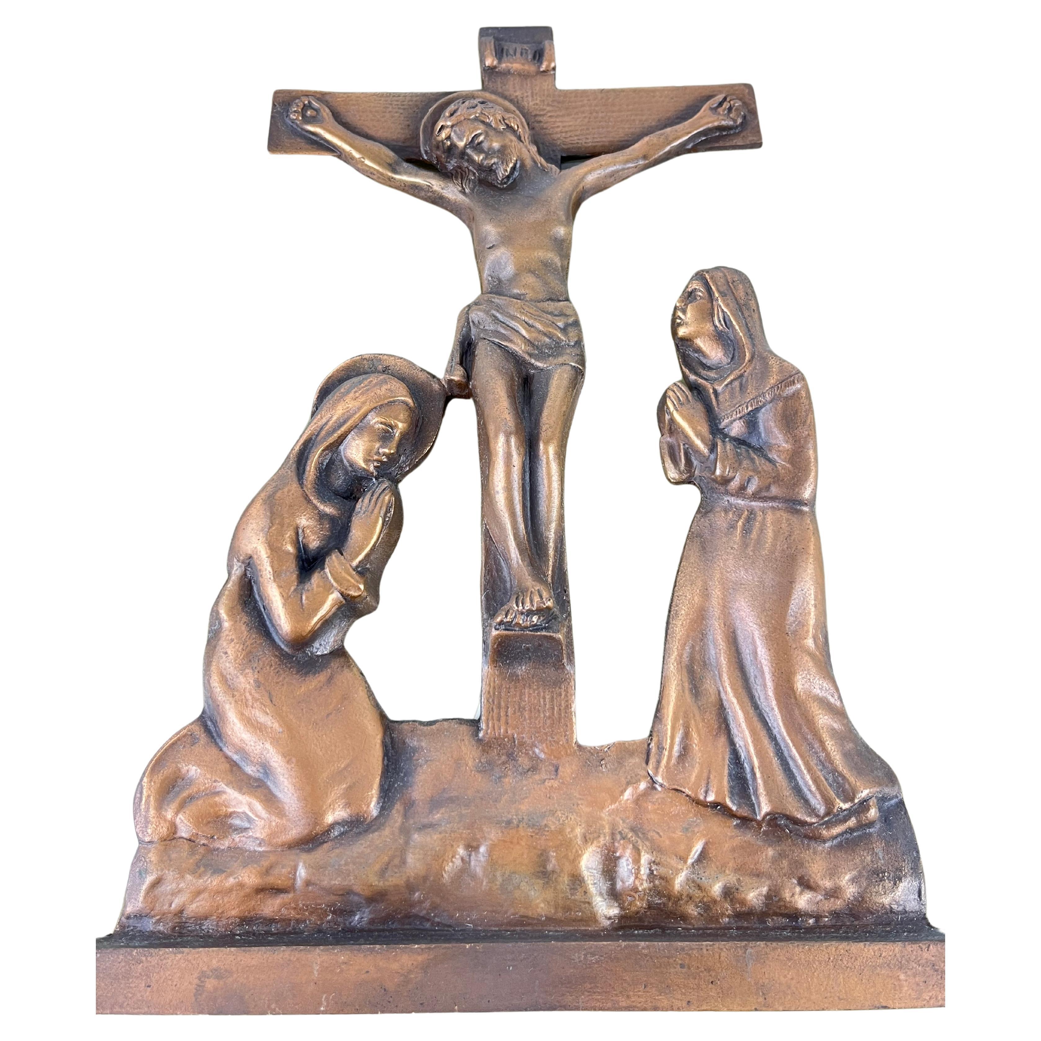 Jesus am Kreuz, Bronze auf Plexiglas, Italien, 1970er Jahre
Gefunden in einer noblen Wohnung, intakt, kleine Alterungsspuren.