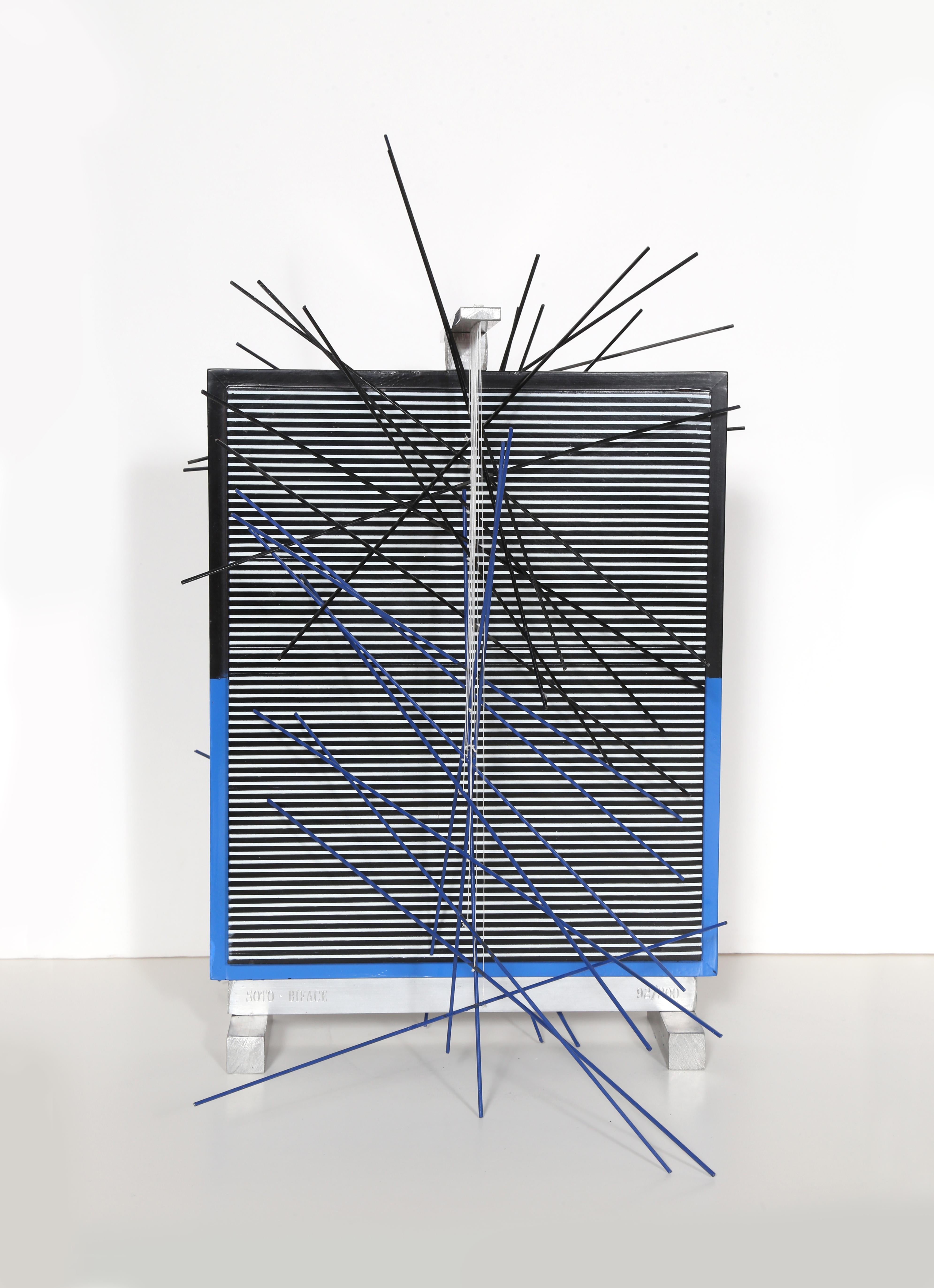 Biface
Jesus Rafael Soto, Venezolaner (1923 - 2005)
Jahr: 1973
Medium: Farbsiebdruck auf schwarz und blau lackierter Metalltafel, davor an Nylonfäden befestigte schwarz und blau lackierte Metallstangen, Signatur, Titel und Nummerierung auf dem
