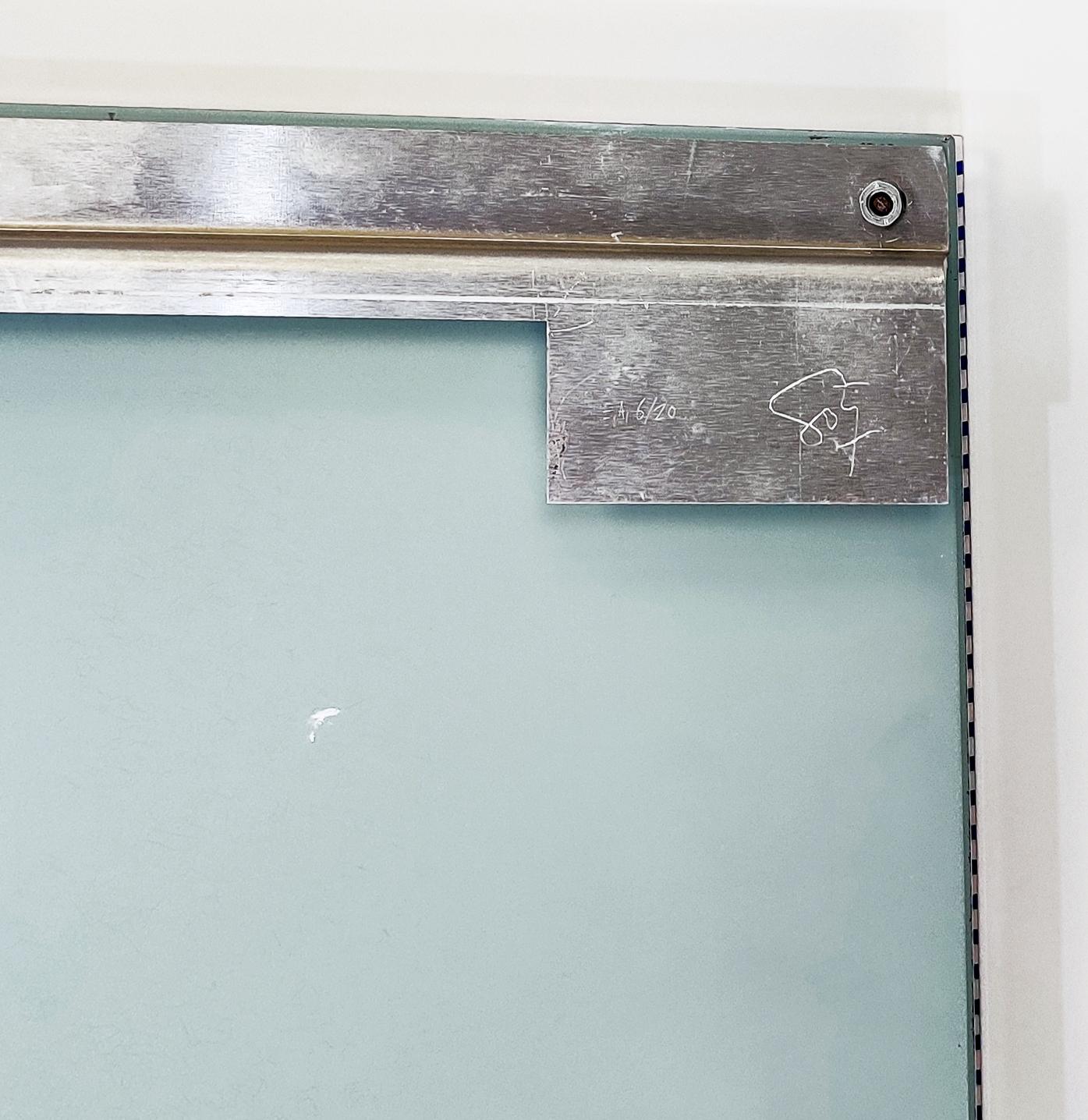 Wandskulptur aus verspiegeltem Glas und Plexiglas mit Siebdruck.  Verso eingeschnittene Künstlersignatur und Edition.  Von der EA-Ausgabe von 20 (es gibt auch die Hauptausgabe von 99).

Das Kunstwerk ist in ausgezeichnetem Zustand. Mit