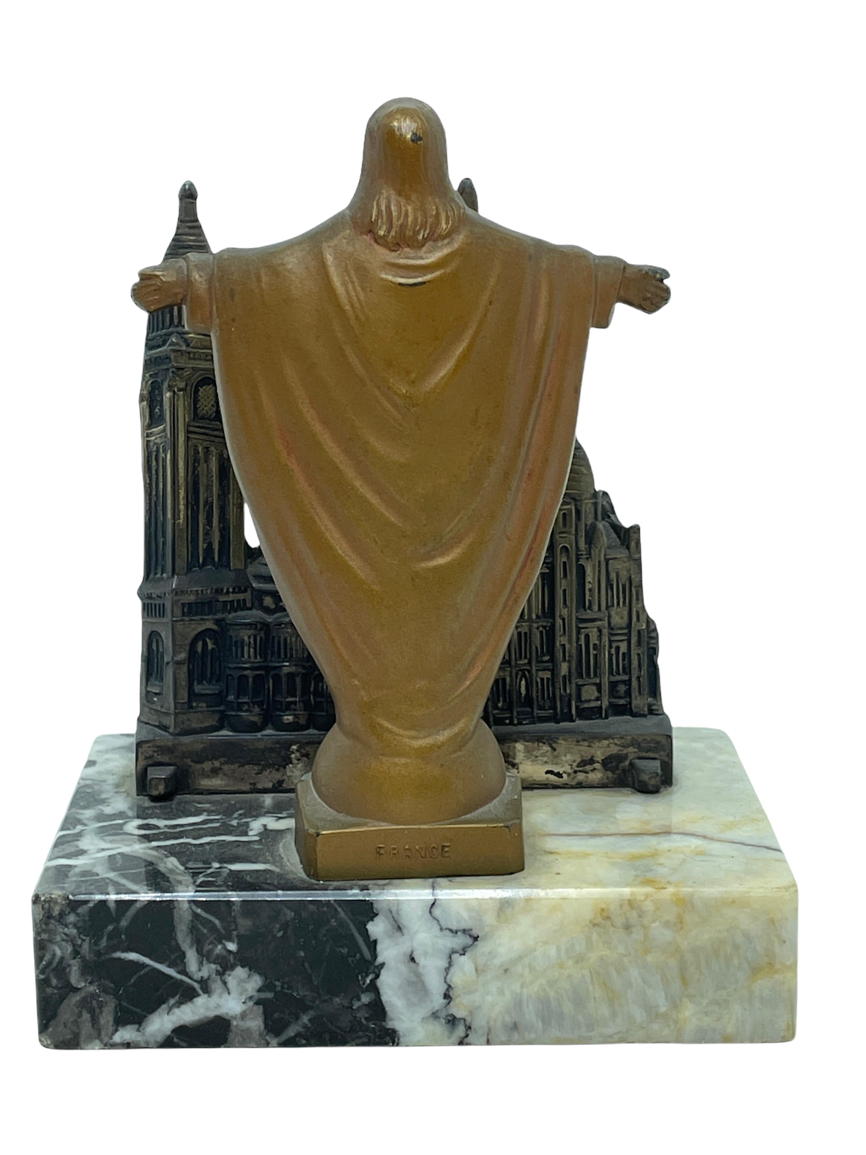Art déco Statue de Jésus à la Basilica Sacr-cur Souvenir Building - Statue de presse-papiers de bureau en vente