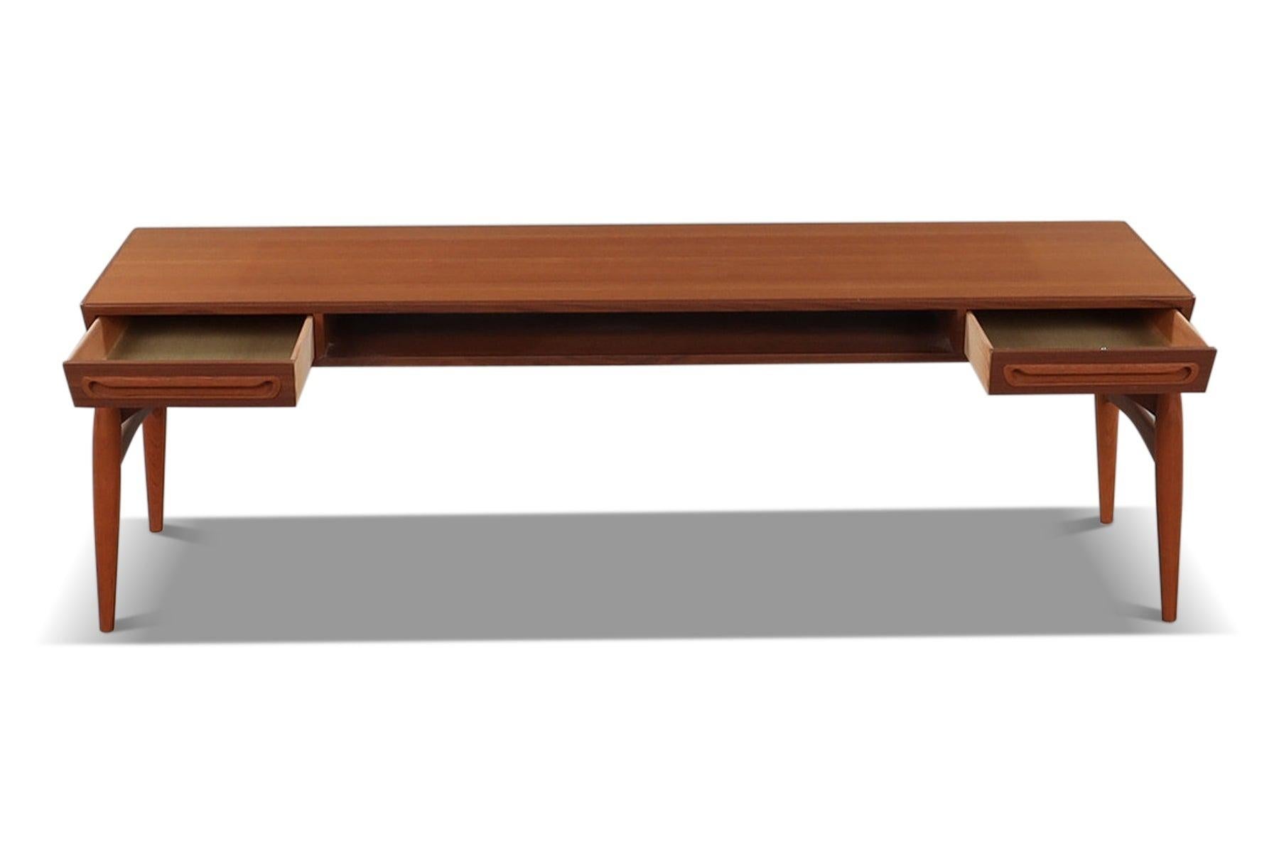 Danois Table basse flottante en teck de l'ère du jet par Johannes Andersen en vente