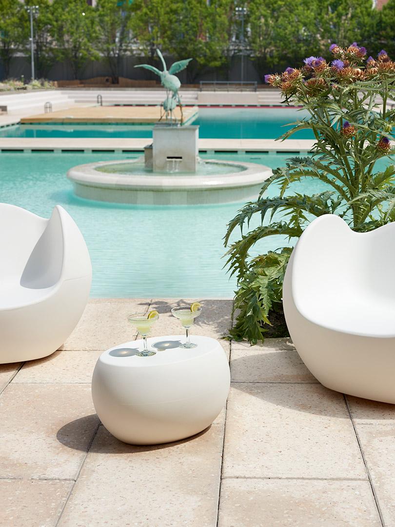 Jet Black Blos Low Coffee Table by Karim Rashid
Dimensions: D 42 x W 55 x H 32 cm.
Materials: Polyethylene.
Weight: 4,5 kg.

Available in different color options. Prices may vary. This product is suitable for indoor and outdoor use. Available in a