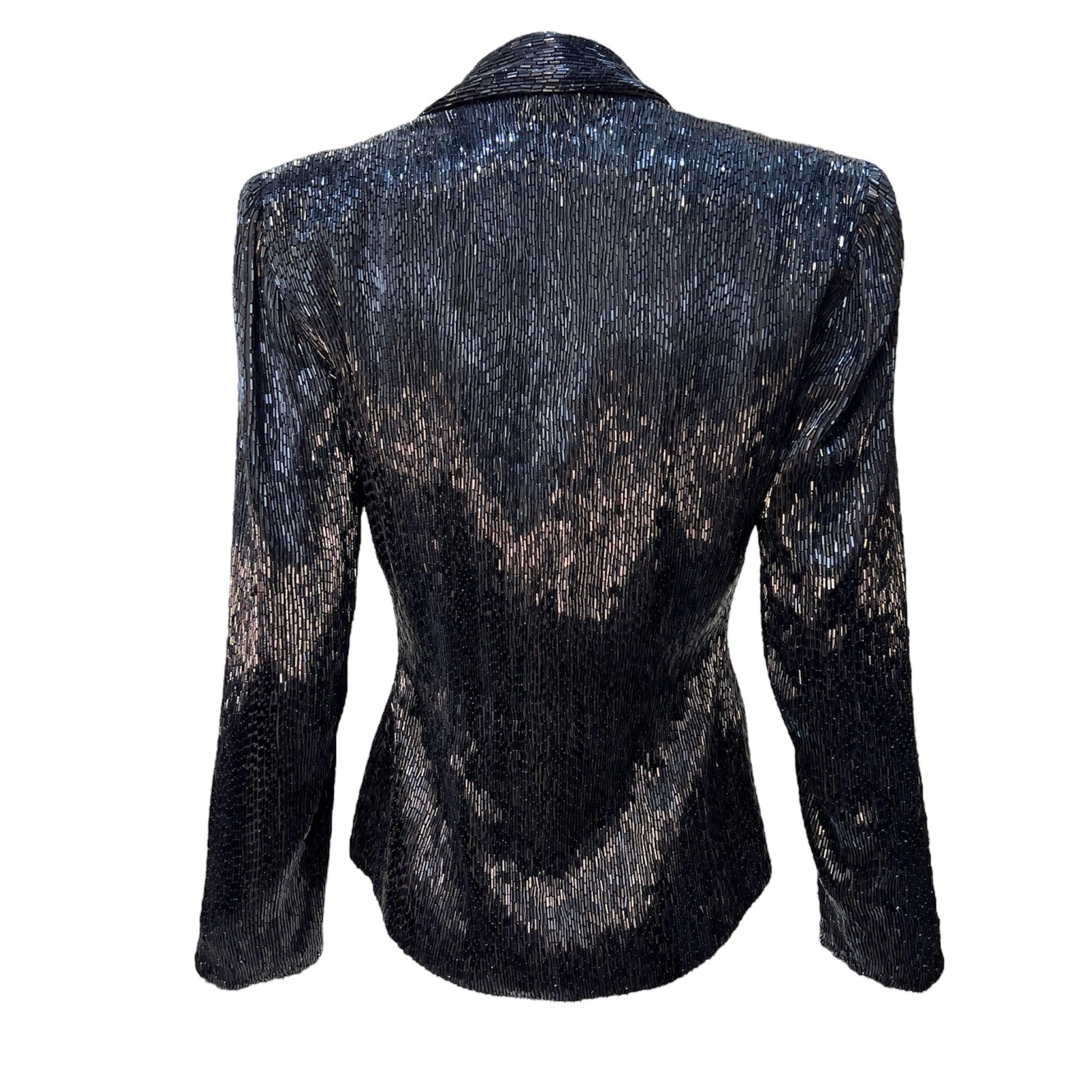 Tout droit sorti d'un film noir, ce blazer de soirée perlé des années 1940 est d'un noir intense. Le blazer est orné de perles de bugle cousues à la main, d'un noir de jais uni. Entièrement doublé en mousseline de crêpe de rayonne mate. Bouton
