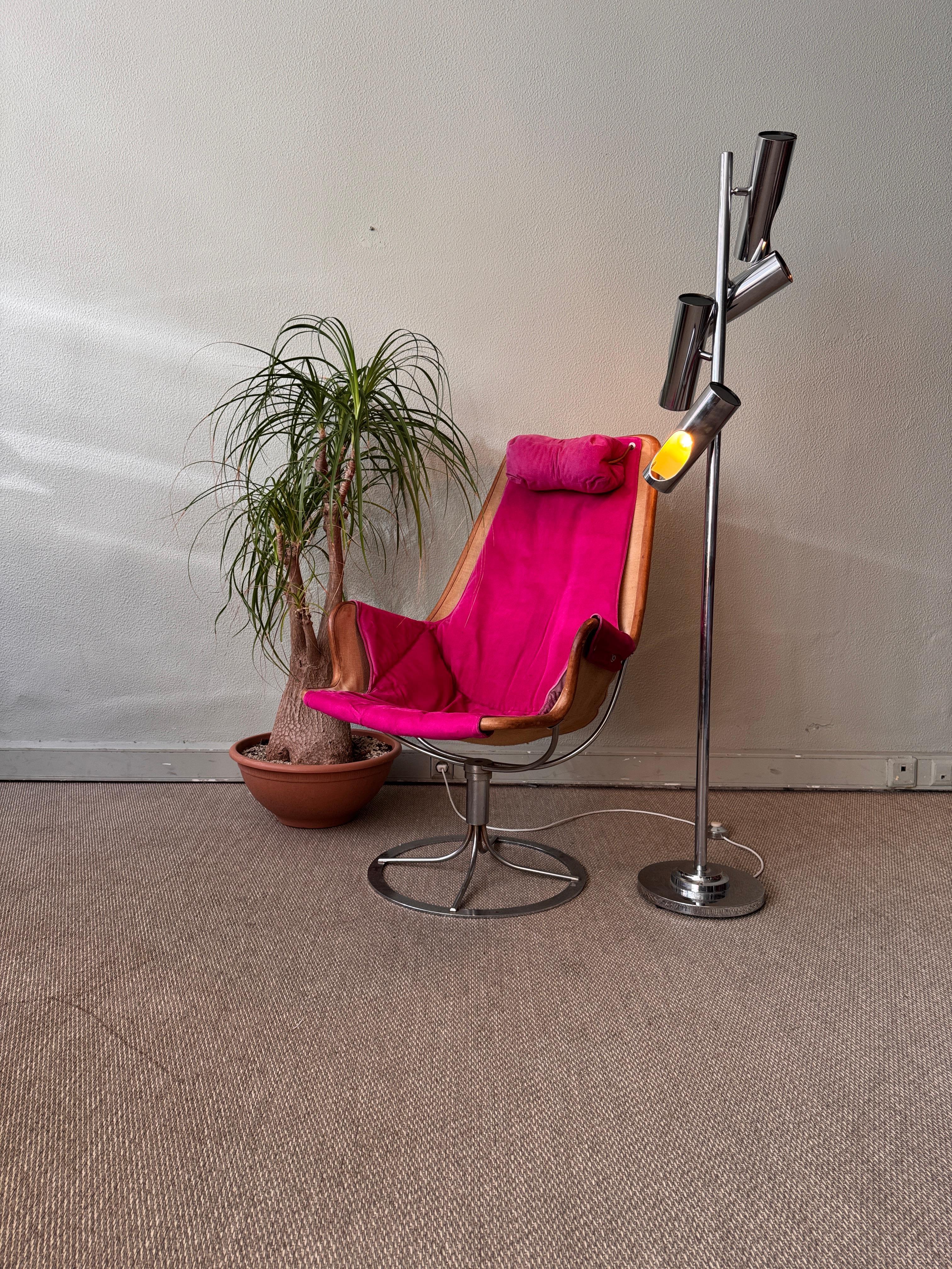 La chaise Jetson, conçue par Bruno Mathsson pour DUX dans les années 1960, est une véritable icône du design moderne suédois du milieu du siècle. Cette pièce particulière, avec son revêtement en daim rose d'origine, est un exemple rare et vivant du