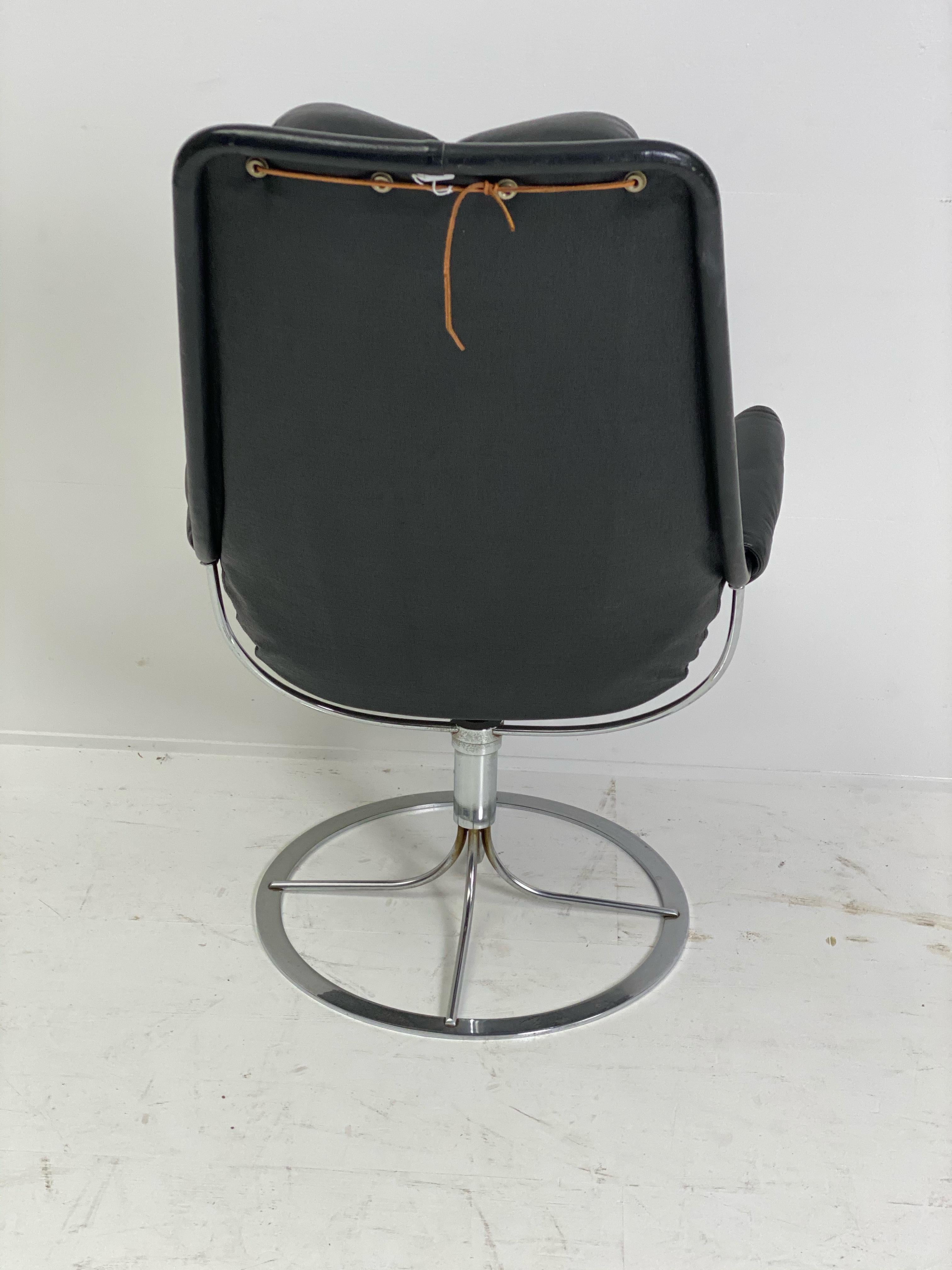 Swedish Vintage Jetson High Back Swivel Lounge Chair in black leather by Bruno Mathsson. For Sale