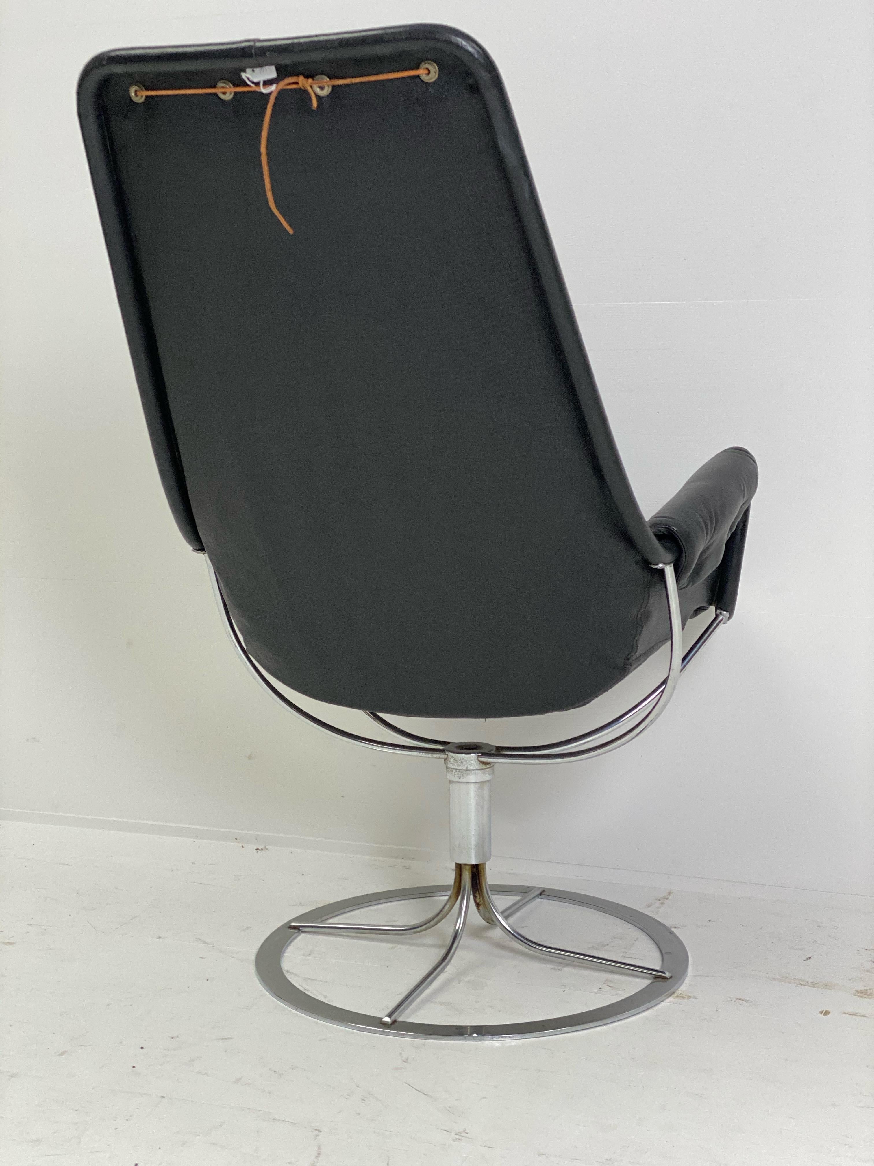 Patinated Vintage Jetson High Back Swivel Lounge Chair in black leather by Bruno Mathsson. For Sale