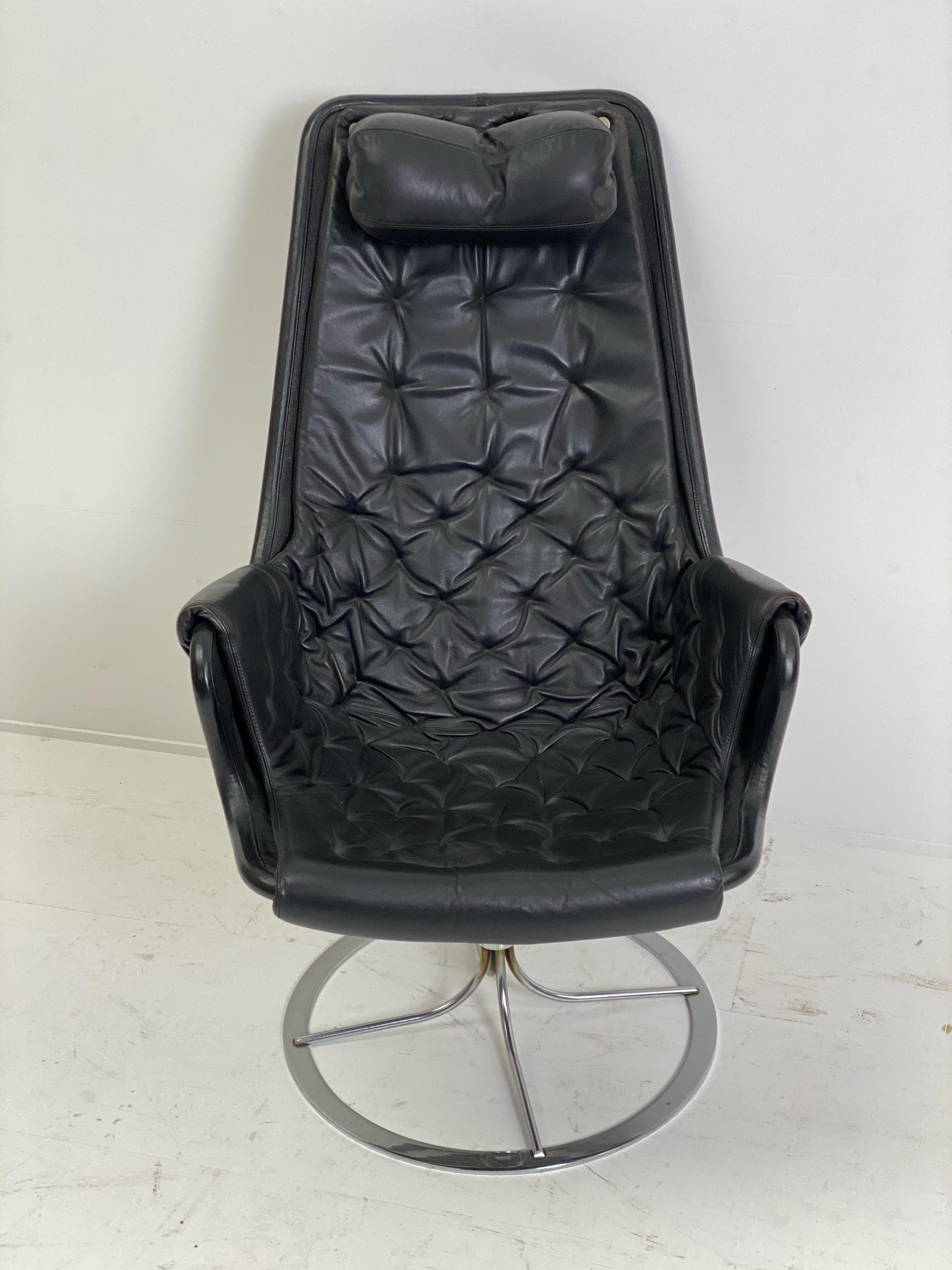 Vintage Jetson High Back Swivel Lounge Chair in black leather by Bruno Mathsson. In Good Condition For Sale In Schellebelle, BE