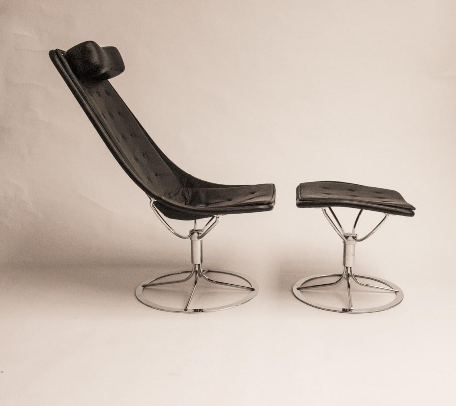 The Jetson lounge chair and stool by is very comfortable. It comes with Black Leather upholstery and Chromed steel base with swivel function and return mechanism. Neck cushion. Produced by Dux Sweden.

The Jetson armchair is a true classic in the