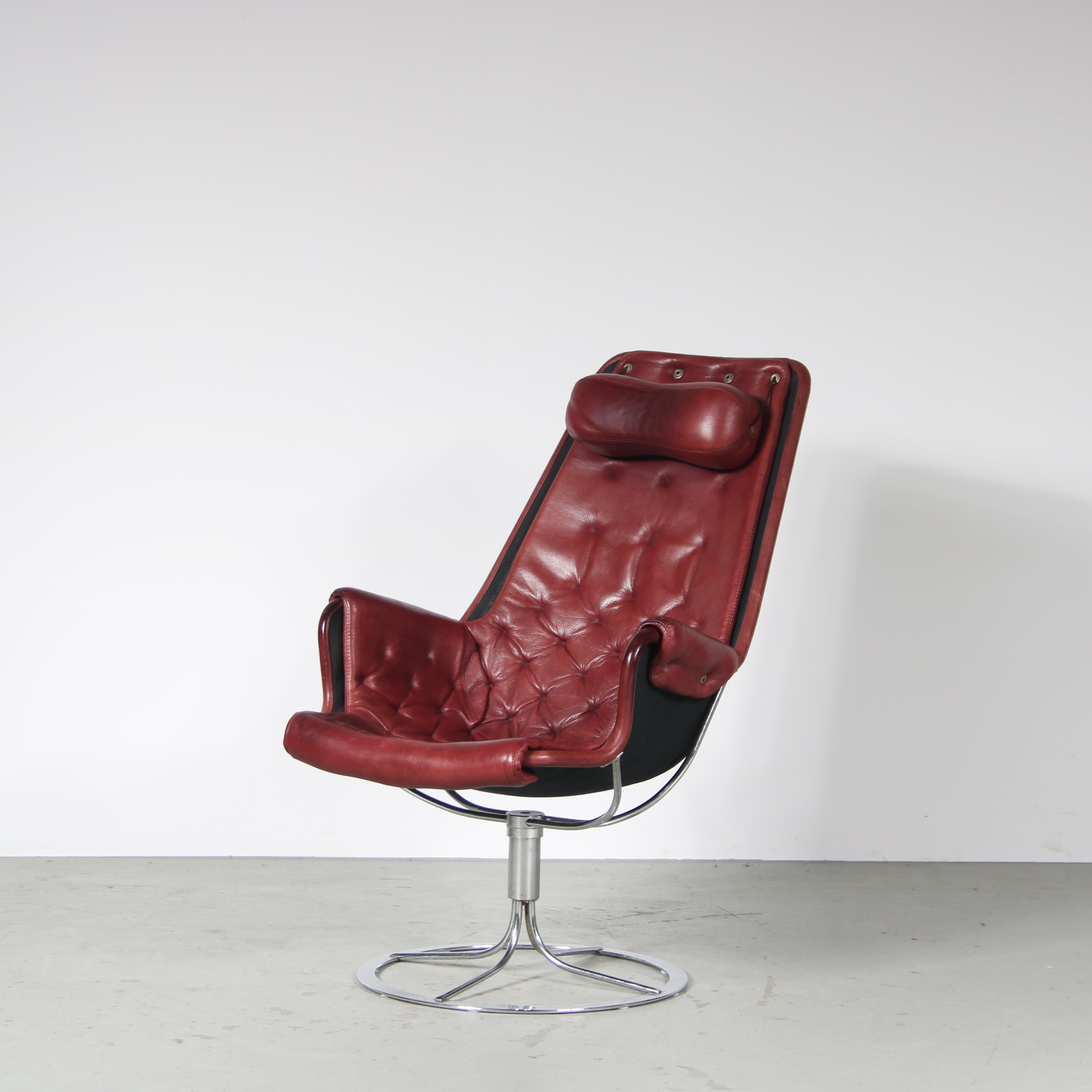 A highly recognizable “Jetson” chair designed by Bruno Mathsson and manufactured by DUX in Sweden around 1960.

Resting on a round foot and elegantly curved chrome plated metal base, the seat holds a wine red leather upholstery and canvas support.