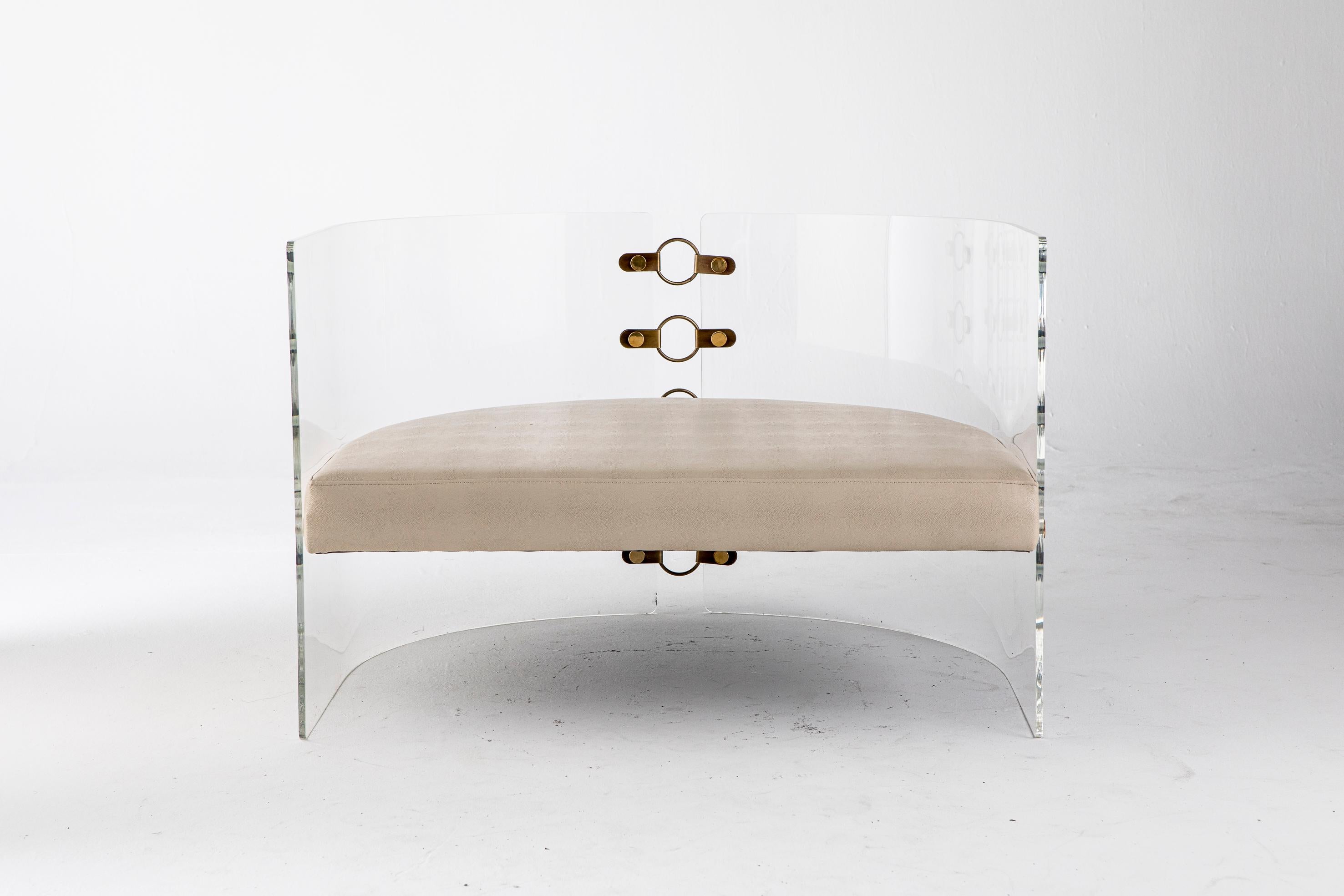 Chaise longue Jetson d'Egg Designs
Dimensions : 97 L X 86.6 D X 66 H cm
MATERIAL : Lucite, acier bronzé, laiton, revêtement en cuir

Fondé par Greg et Roche Dry, deux Sud-Africains et partenaires dans la vie, Egg offre une perspective unique en