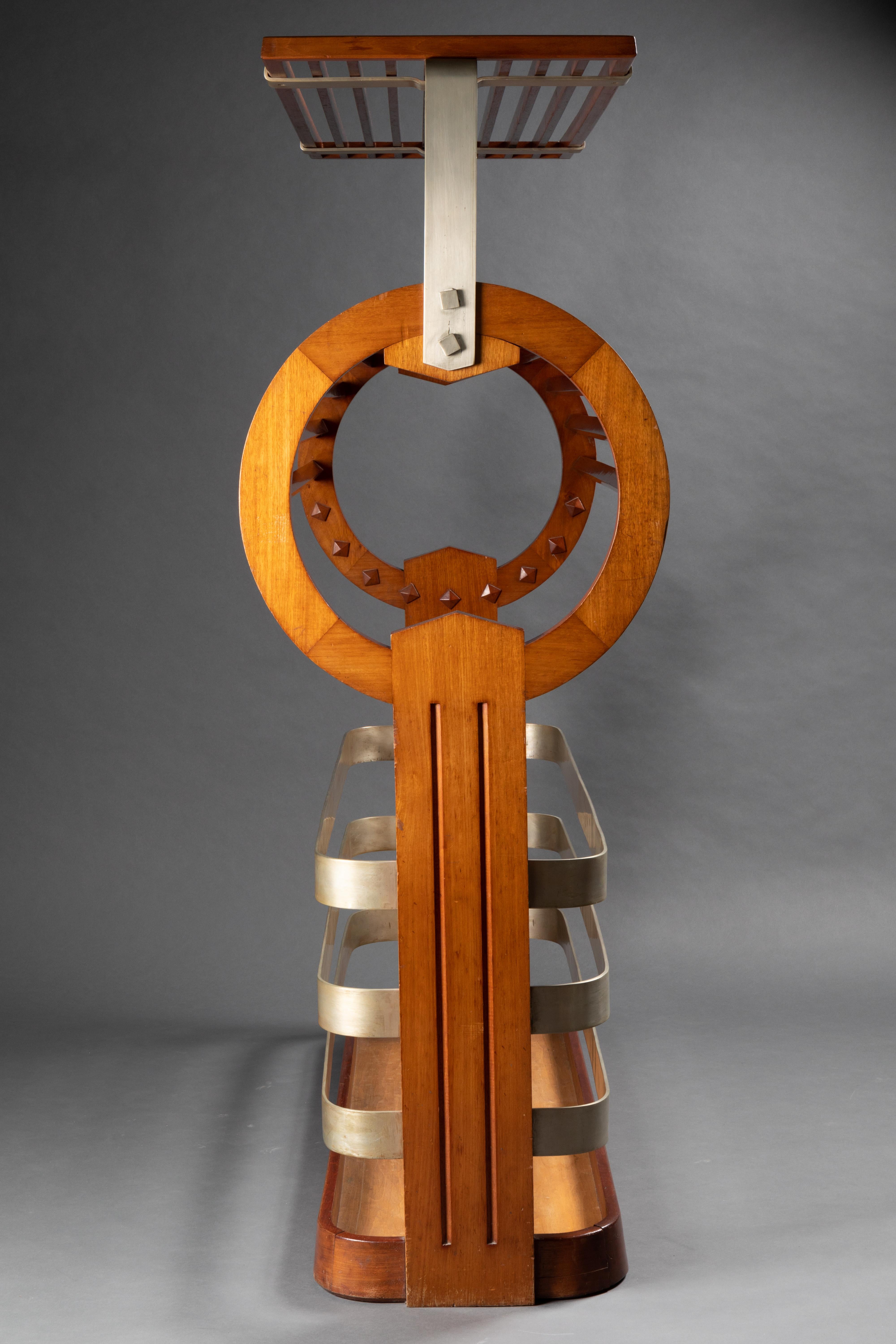 Jette-Habits gestempelt von Jorj Rual. 
Beeindruckender Kleiderständer aus Holz und Metall. Wunderschön gestaltet und ausgeführt.
Frankreich, um 1935.

