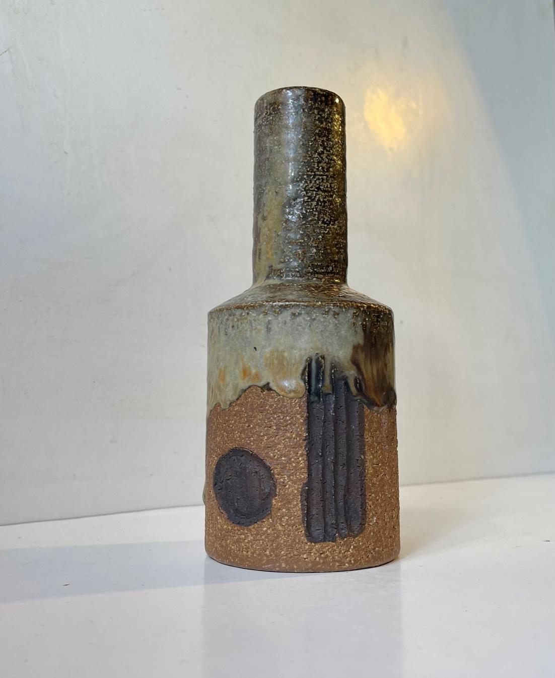 Bellissimo vaso moderno danese in gres chamotte a forma di bottiglia/mallet. Disegnata da Jette Hellerøe per Axella Design all'inizio degli anni Settanta. Il decoro geometrico astratto intagliato nell'argilla è smaltato selettivamente con un