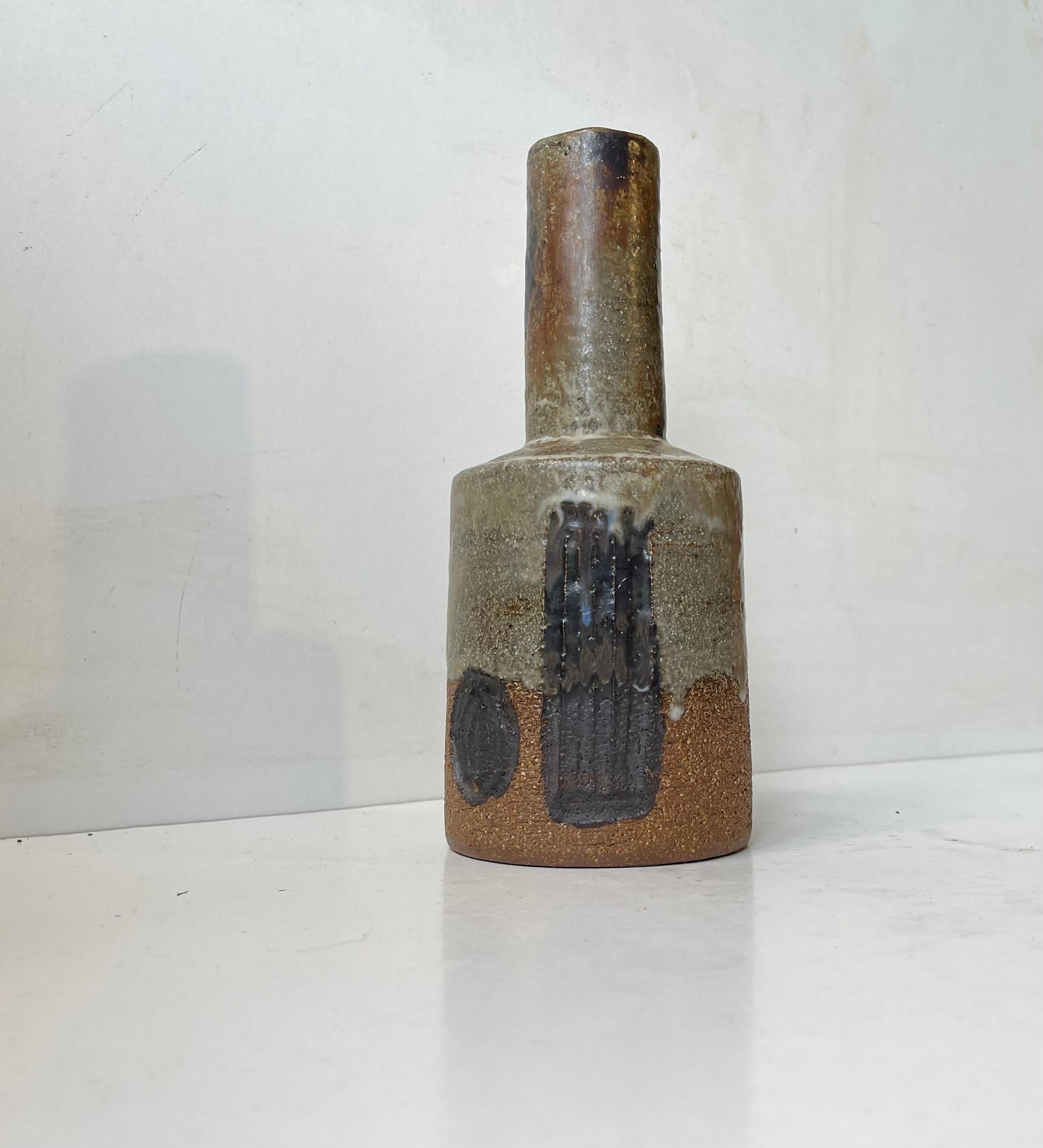 Schöne dänische Moderne Schamotte Steinzeug Flasche / Mallet geformt Vase. Entworfen von Jette Hellerøe für Axella Design in den frühen 1970er Jahren. Das abstrakte geometrische Dekor, das in den Ton gemeißelt wurde, ist selektiv mit einer matten