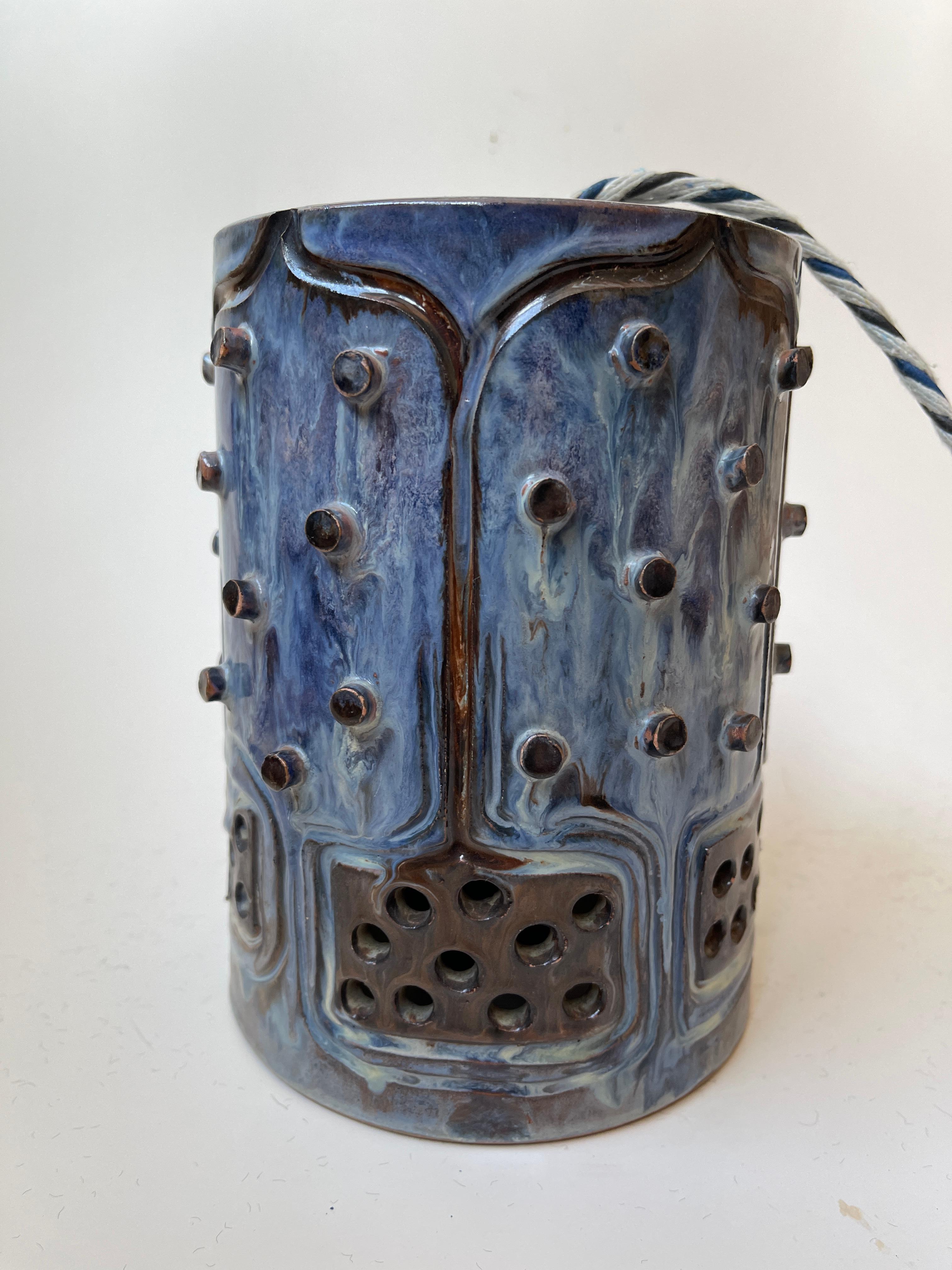 Lustre brutaliste danois en grès, fabriqué à la main par Jette Hellerøe. Le grès est dans les tons de bleu et de brun, et présente une belle texture cloutée et des découpes ouvertes pour permettre à la lumière de filtrer à travers la lanterne
