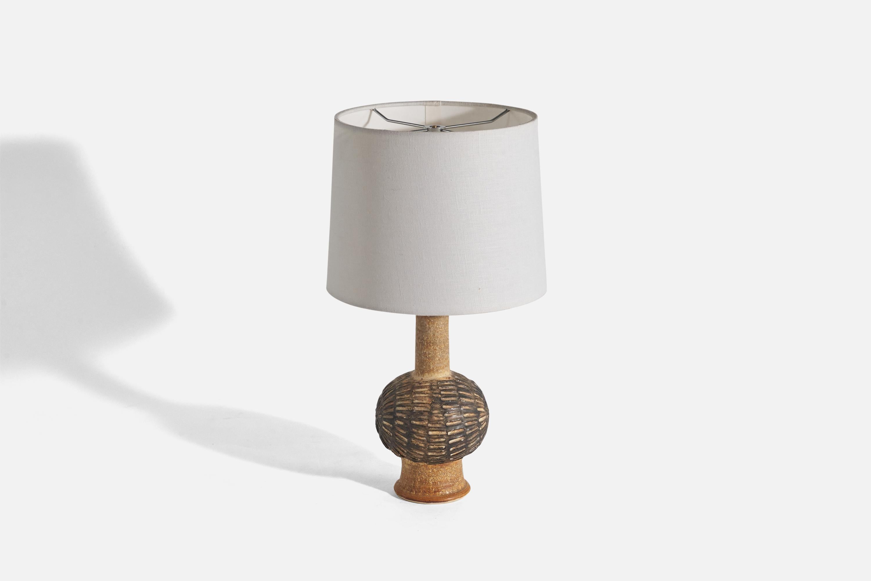 Lampe de table en grès émaillé brun et beige, conçue et produite par Jette Hellerøe, Danemark, années 1950.

Vendu sans abat-jour.
Dimensions de la lampe (pouces) : 13.12 x 5.31 x 5.31 (Hauteur x Largeur x Profondeur)
Dimensions de l'abat-jour