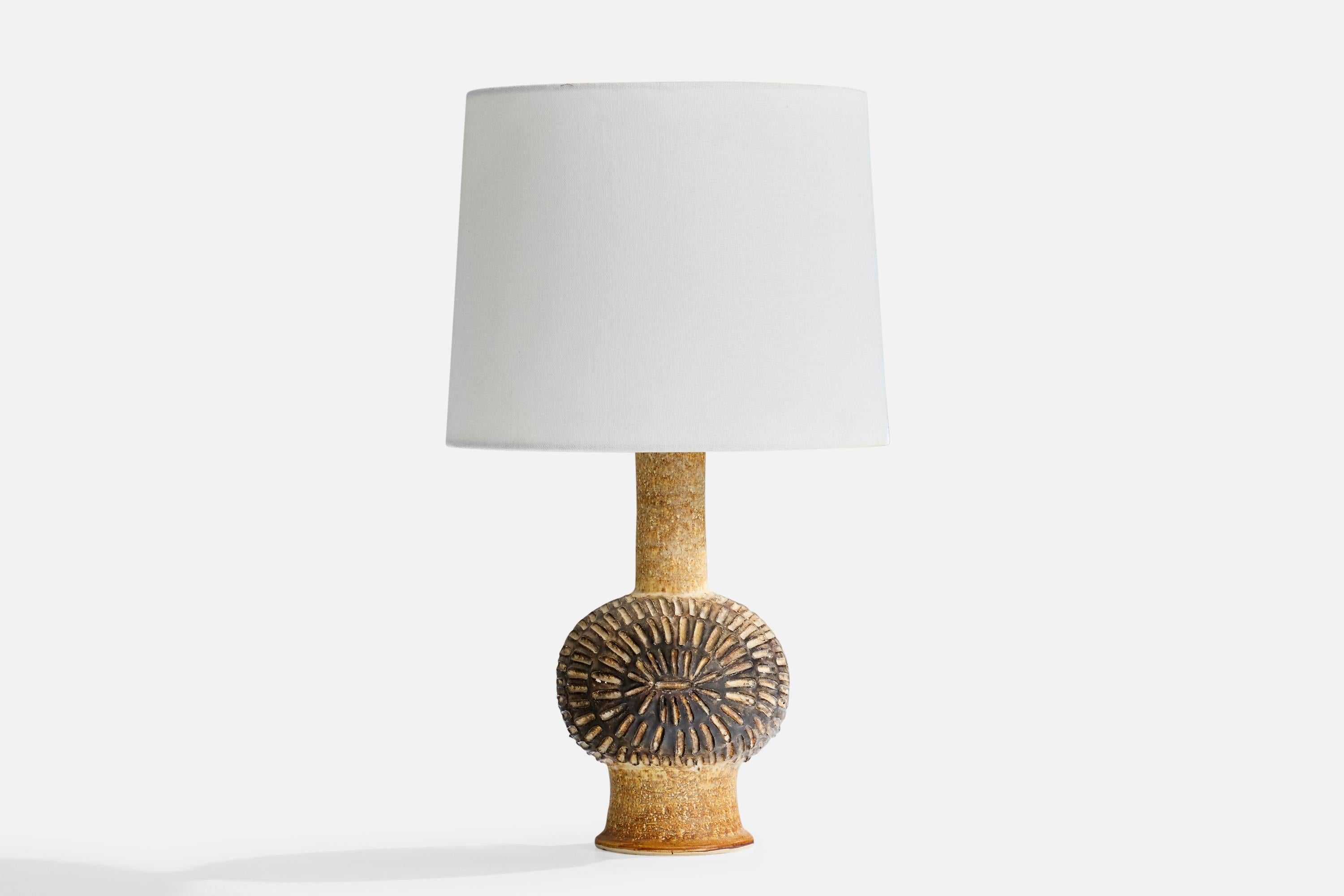 Tischlampe aus brauner und beige glasierter Keramik, entworfen und hergestellt von Jette Hellerøe, Dänemark, um 1950.

Abmessungen des Schirms (Zoll): 9