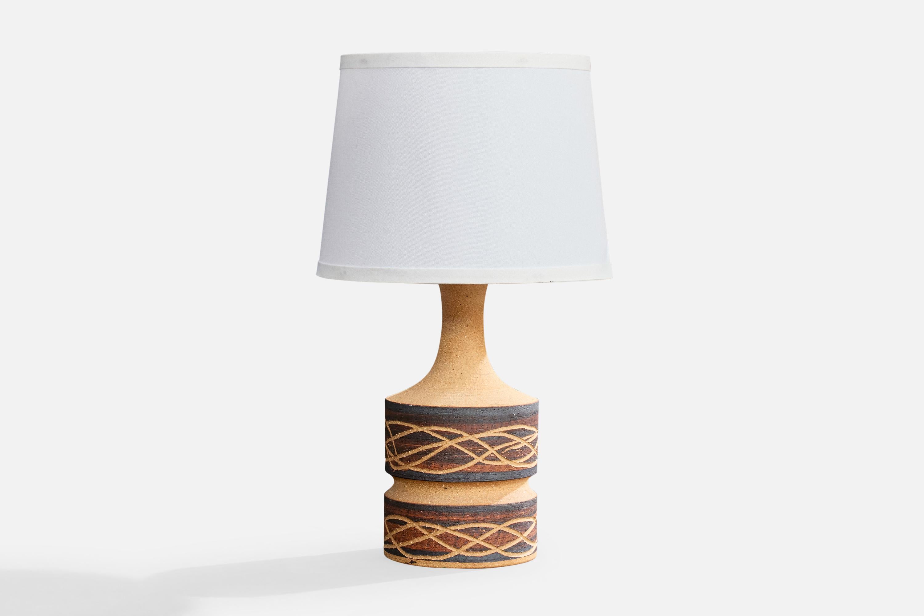 Lampe de table en céramique marron et beige conçue et produite par Jette Hellerøe, Danemark, c. années 1960.

Dimensions de la lampe (pouces) : 14.75 