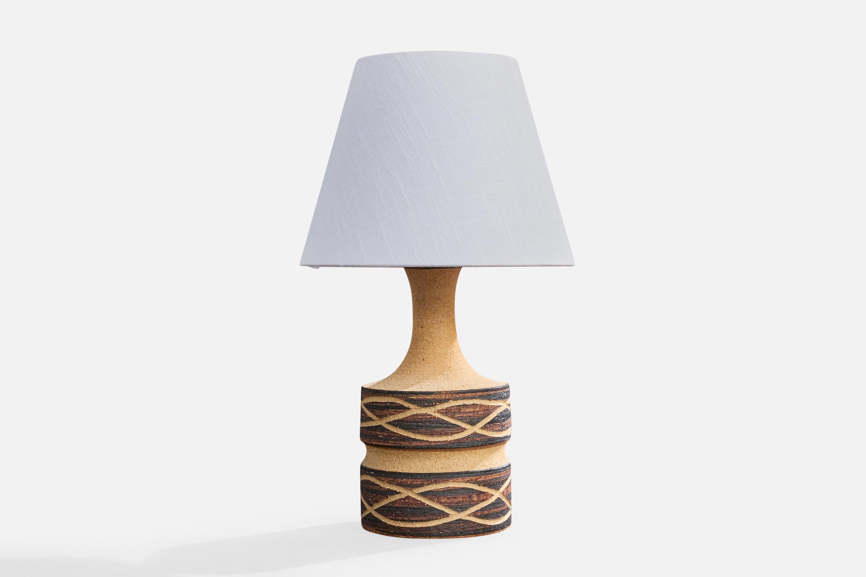 Lámpara de sobremesa de cerámica marrón y beige diseñada y fabricada por Jette Hellerøe, Dinamarca, c. 1960.

Dimensions of Lamp (inches): 12.125