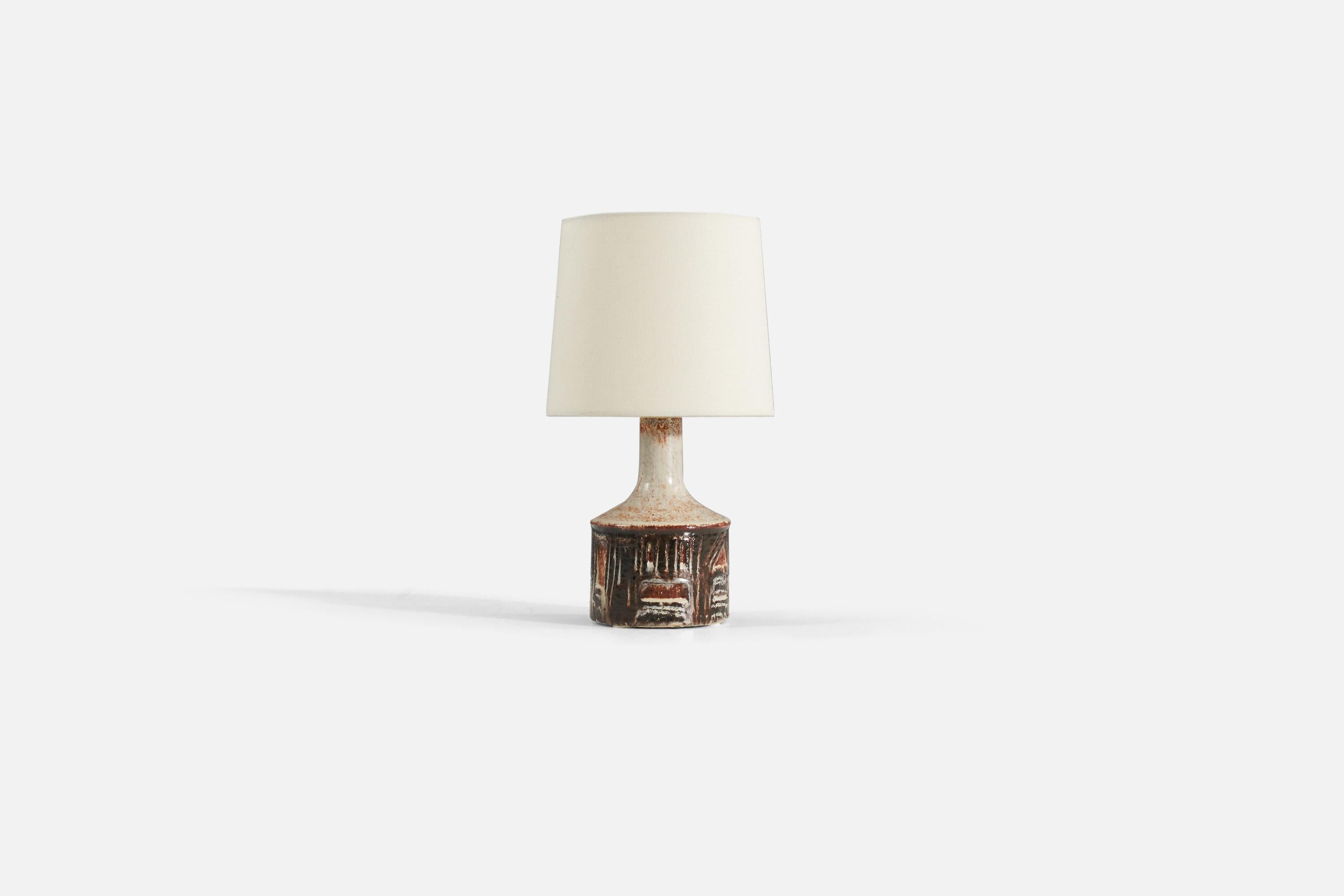 A off-white glazed stoneware table lamp, produced by Jette Hellerøe, Denmark 1960, signed. 

Sold without lampshade. 

Dimensions exclude lampshade, height includes socket.
Measurements listed are of lamp.
Shade : 7 x 8 x 7
Lamp with shade :
