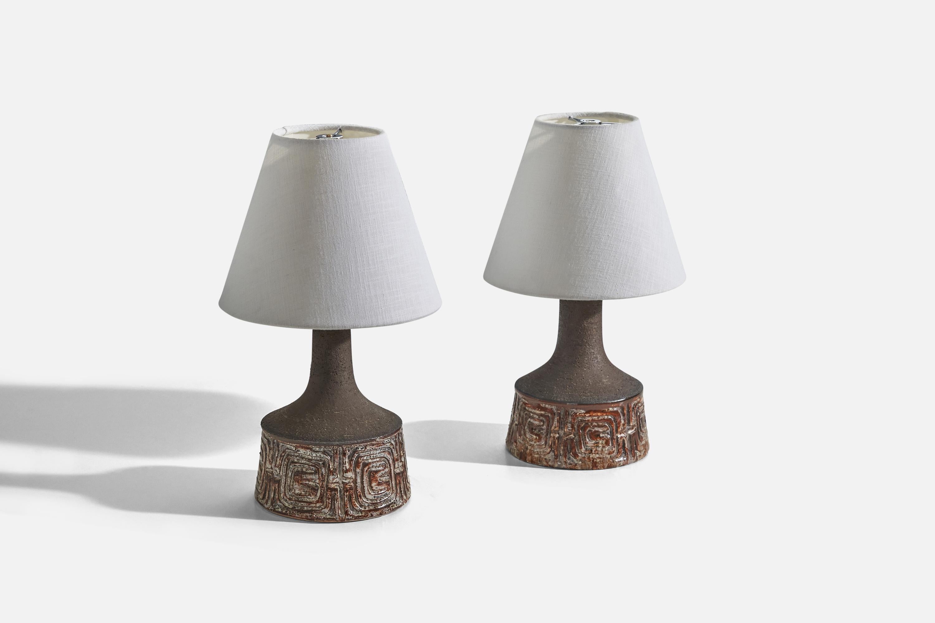 A brown and red, glazed stoneware table lamp designed and produced by Jette Hellerøe, Denmark, 1960s.

Sold without lampshade. 
Dimensions of Lamp (inches) : 9.87 x 5.87 x 5.87 (H x W x D)
Dimensions of Shade (inches) : 4 x 8 x 6.5 (T x B x