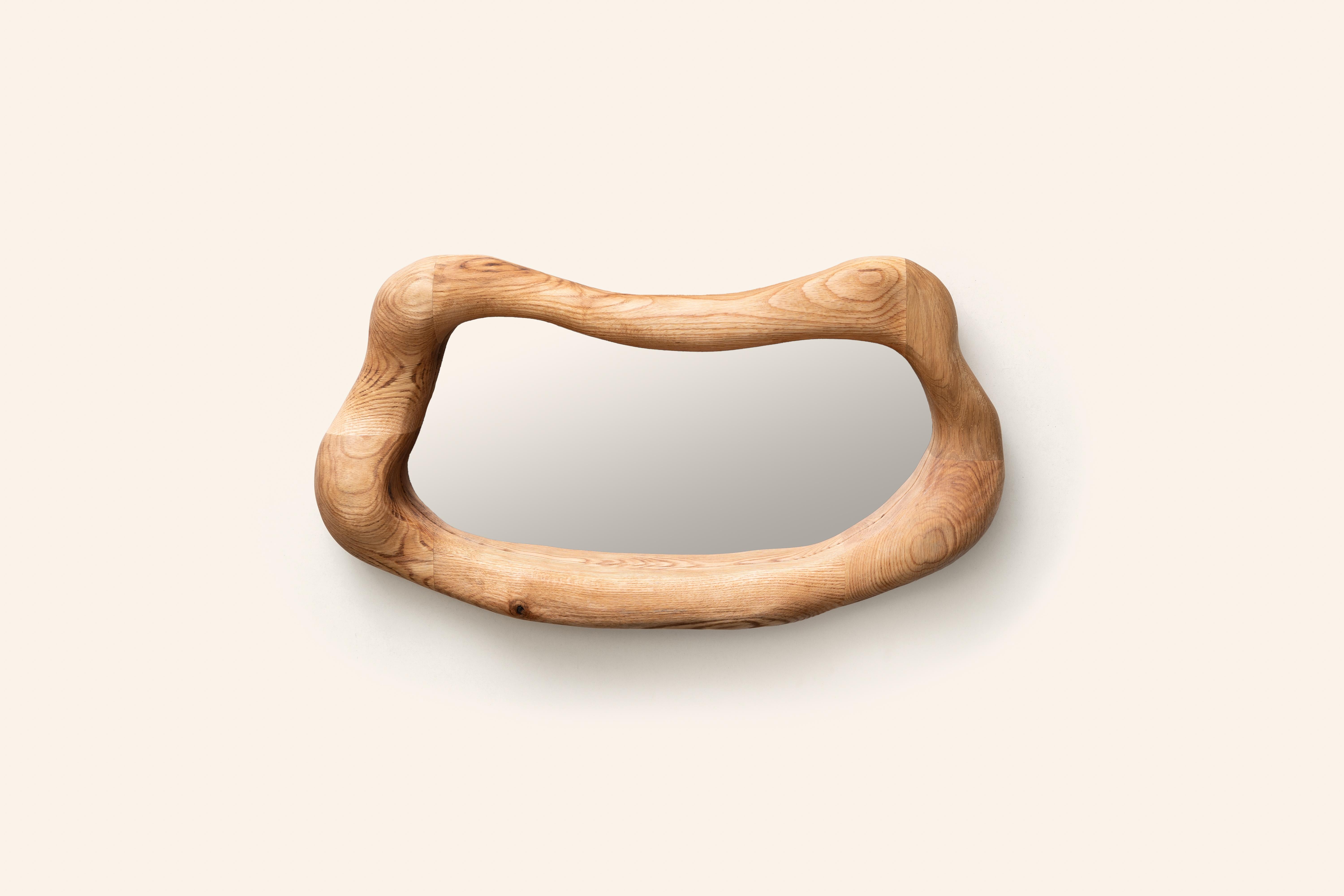 Miroir mural en bois dur Jeu Des Mouth par Marco Calhau
Dimensions : D 10 x L 60 x H 40 cm.
MATERIAL : Bois dur et miroir.

Toutes les pièces sont fabriquées à la main et sur commande dans notre atelier de Zaragoza, en Espagne. Les dimensions, les