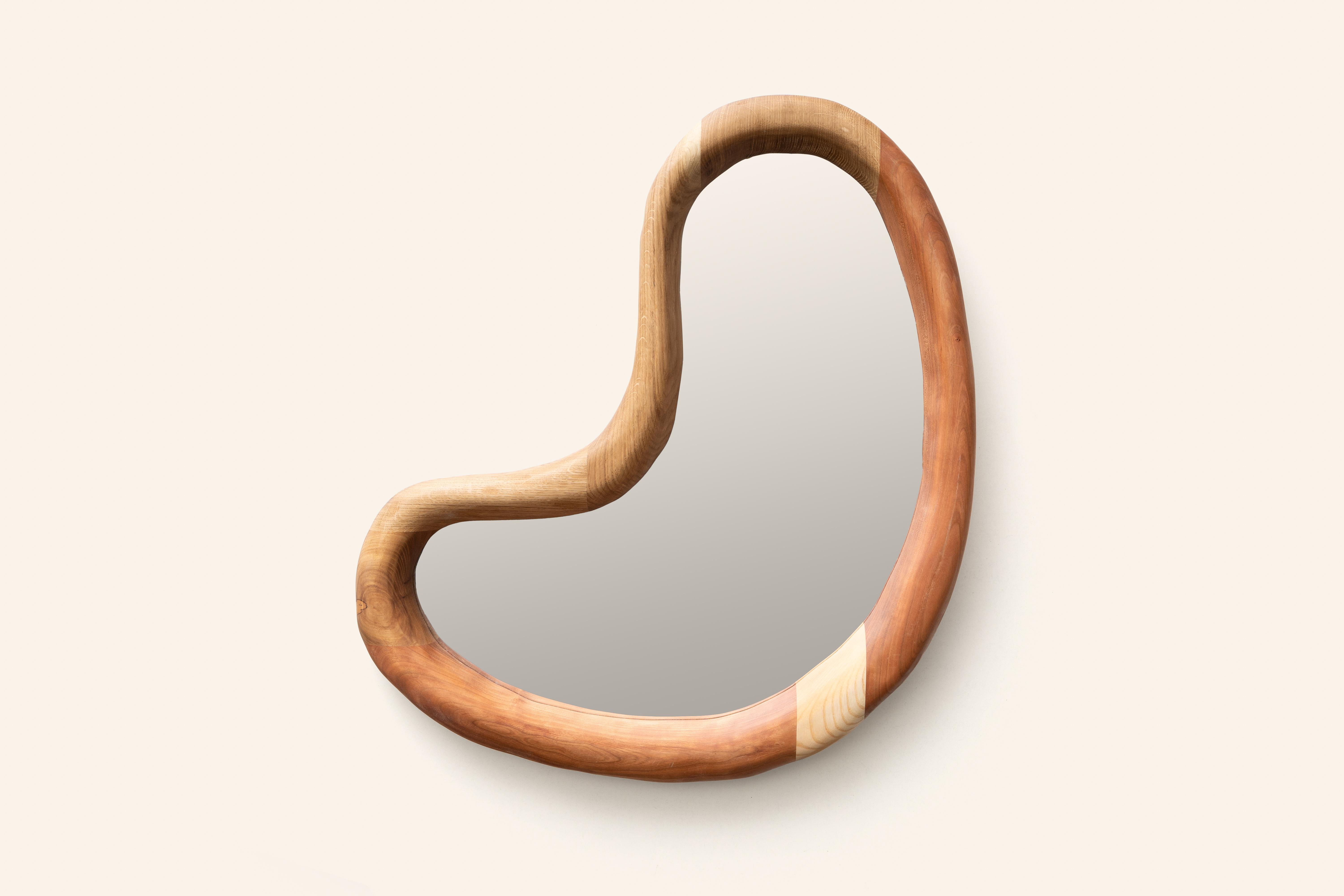 Miroir mural Jeu Des Nose en bois dur et bois de feuillus de Marco Calhau
Dimensions : D 50 x L 70 x H 70 cm.
MATERIAL : Bois dur et miroir.

Toutes les pièces sont fabriquées à la main et sur commande dans notre atelier de Zaragoza, en Espagne. Les
